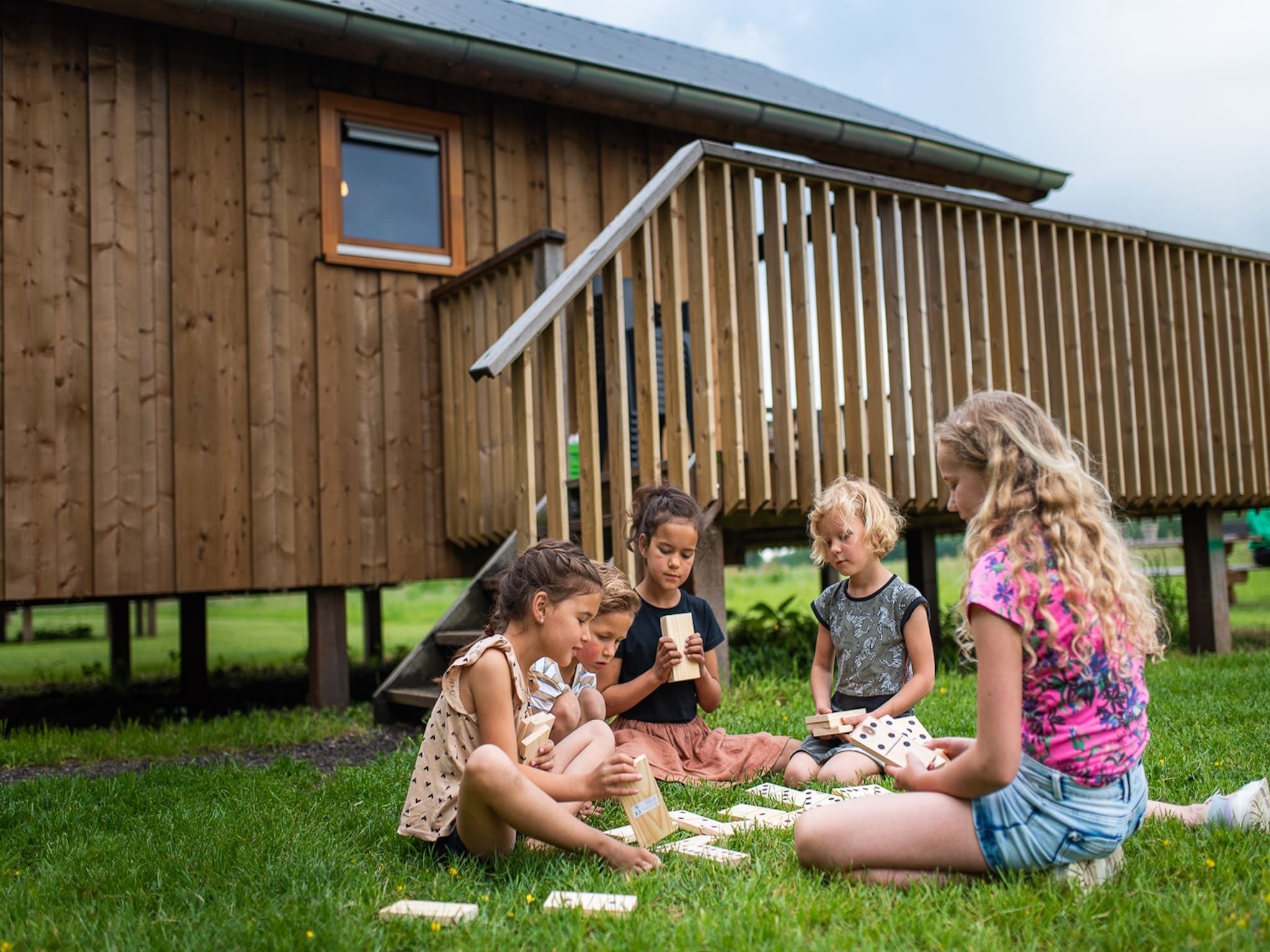 De tuin van Acker Lodges 2 in Ruinerwold