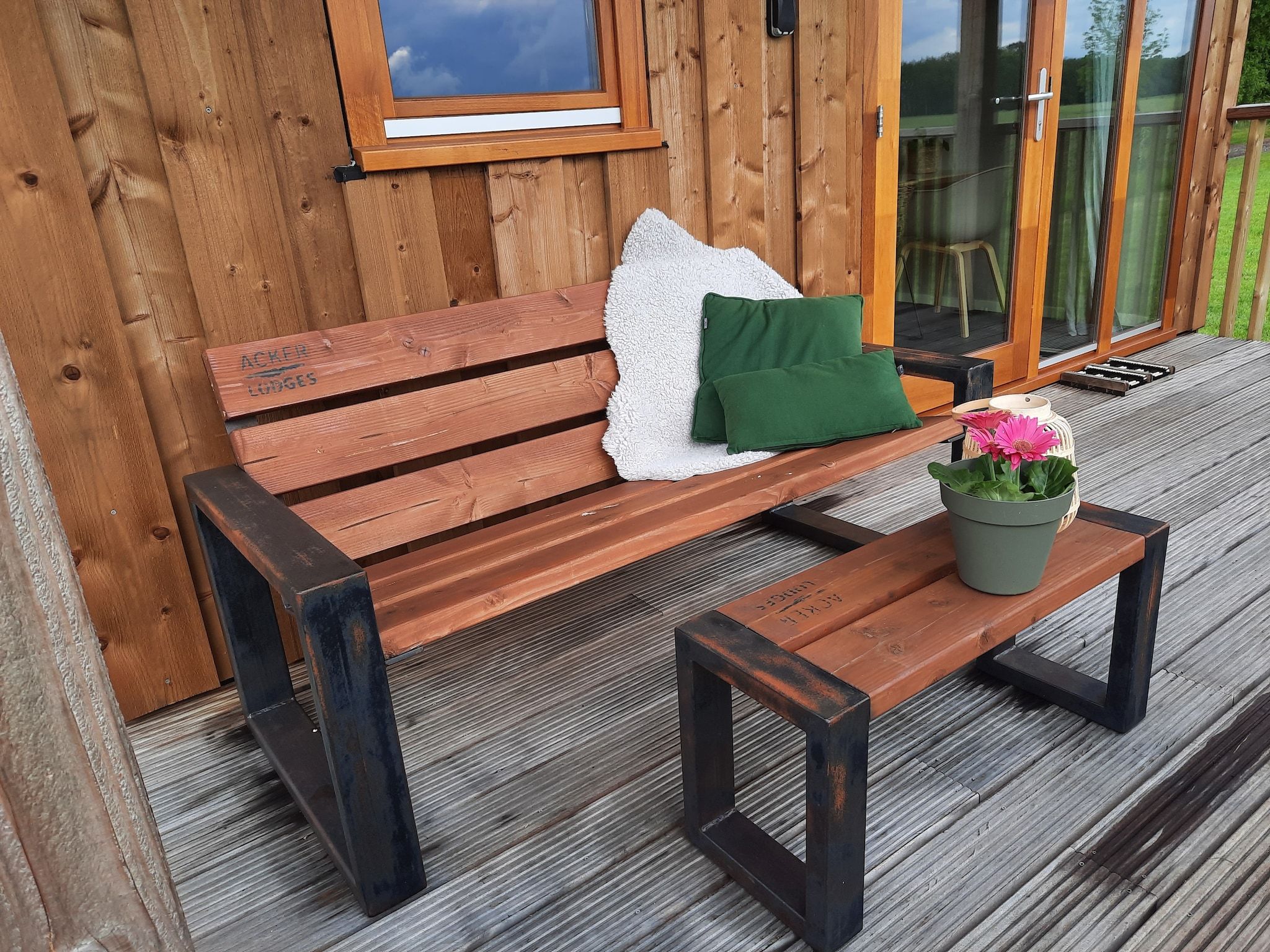 Het terras van Acker Lodges 3 in Ruinerwold