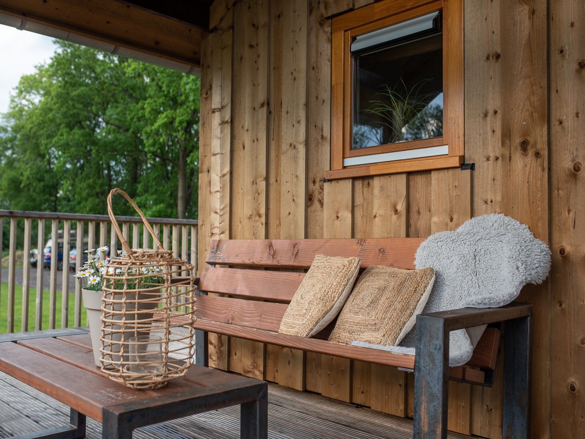 Het terras van Acker Lodges 3 in Ruinerwold