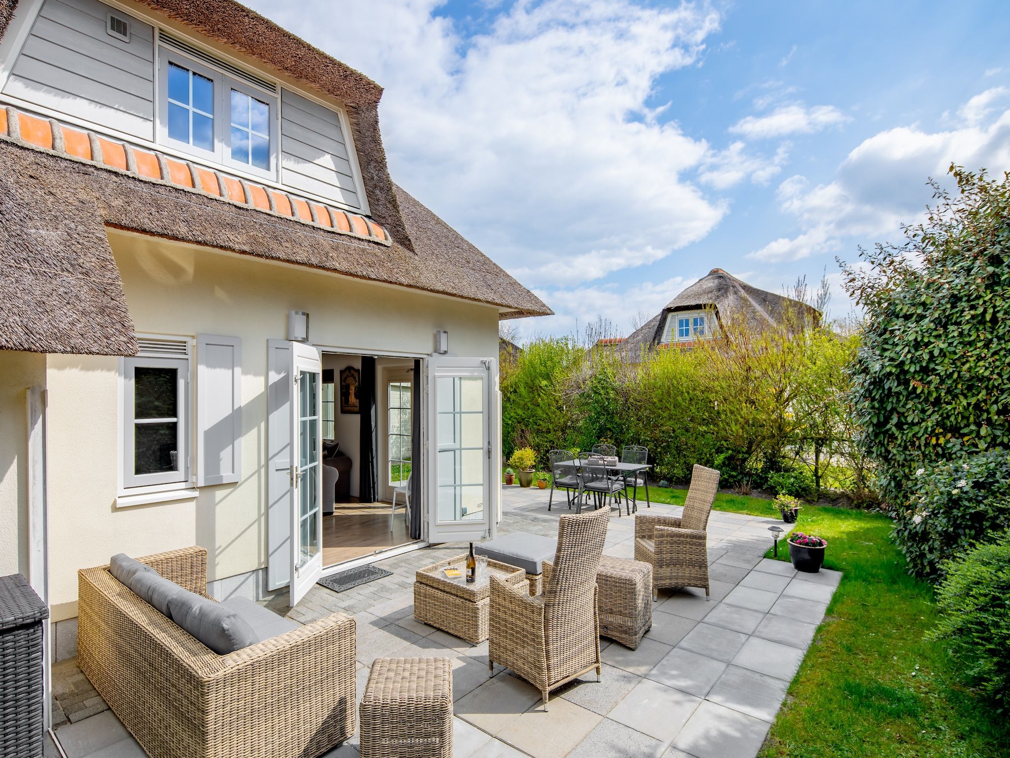 Het terras van Buitenhof Domburg  16 in Domburg