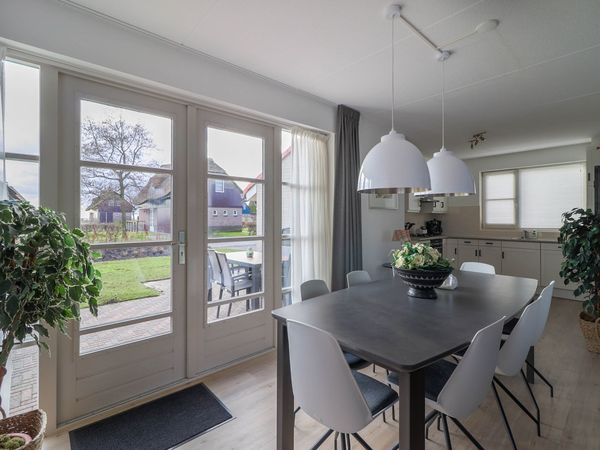 De eetkamer van Duinvilla Deluxe met Sauna - 8 personen in Makkum