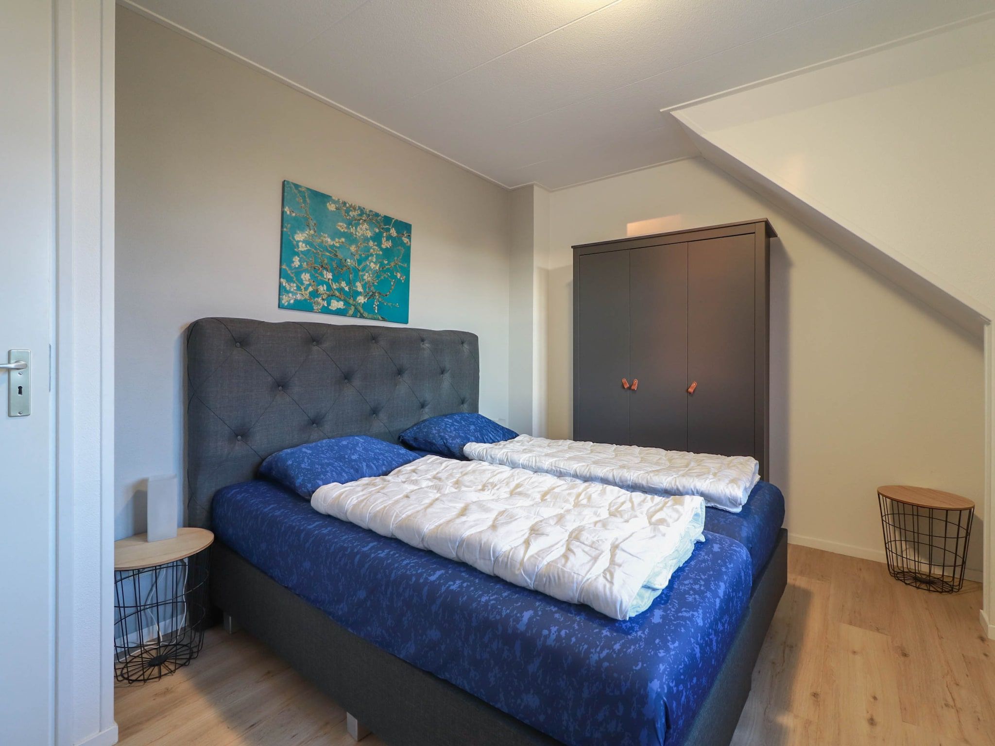 Een slaapkamer van Duinvilla Deluxe met Sauna - 8 personen in Makkum