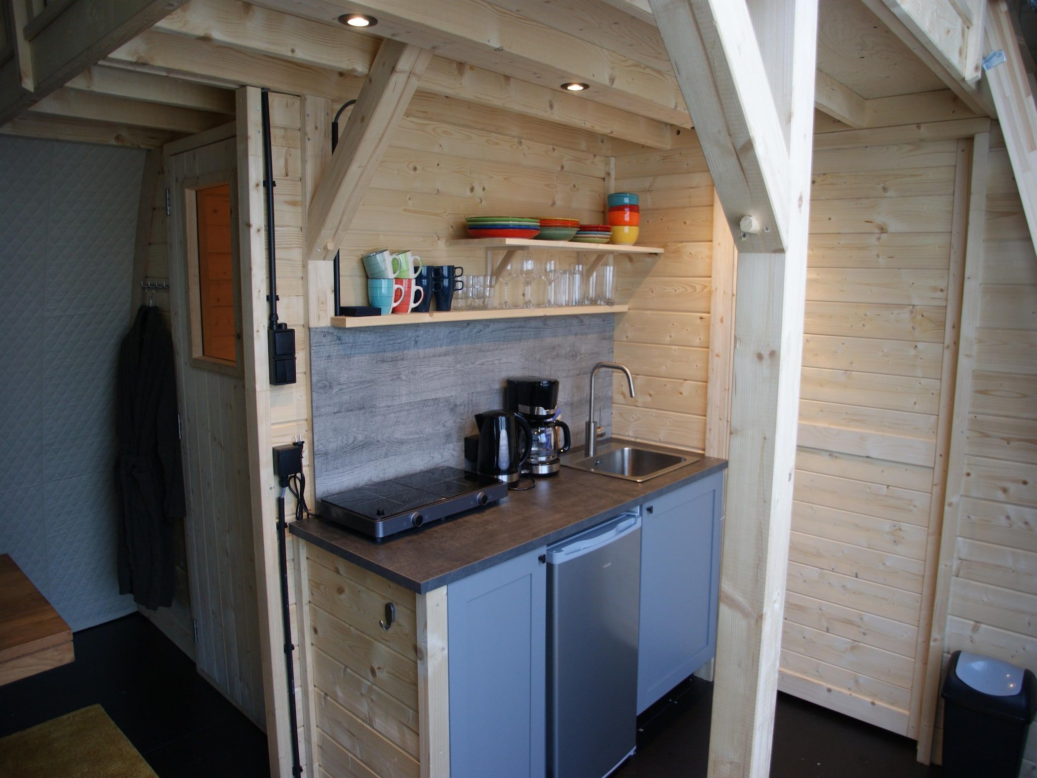 De keuken van Tentlodge Partijs Wellness met sauna en prive-bad-2p in Dalerveen