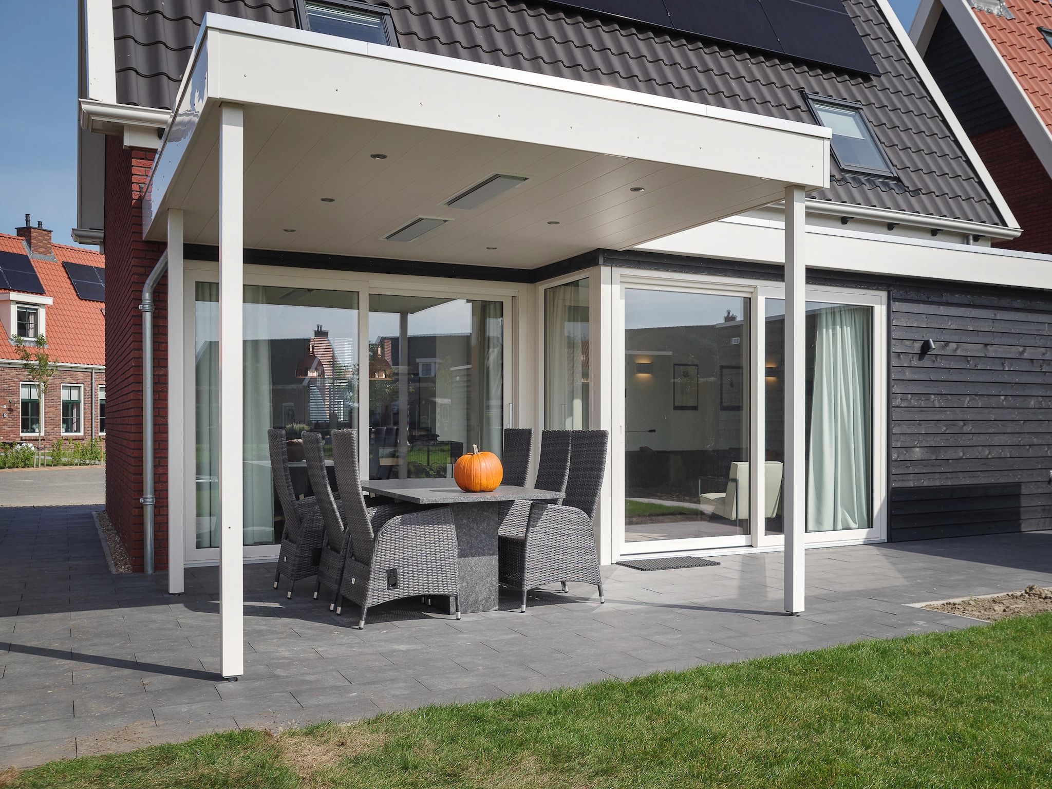 Het terras van 6 persoons vrijstaand met sauna/hond in Colijnsplaat