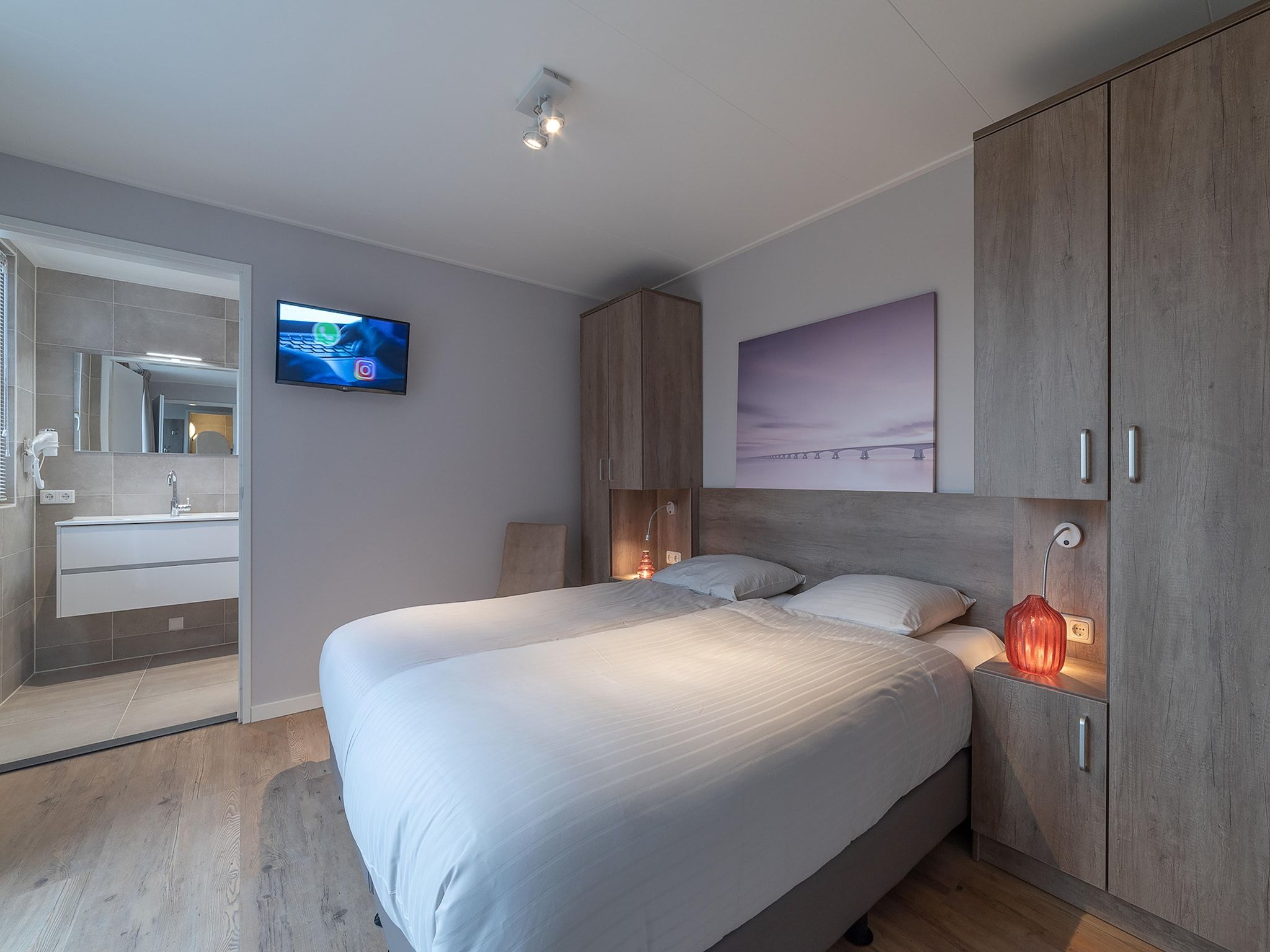 Een slaapkamer van 6 persoons vrijstaand met sauna/hond in Colijnsplaat