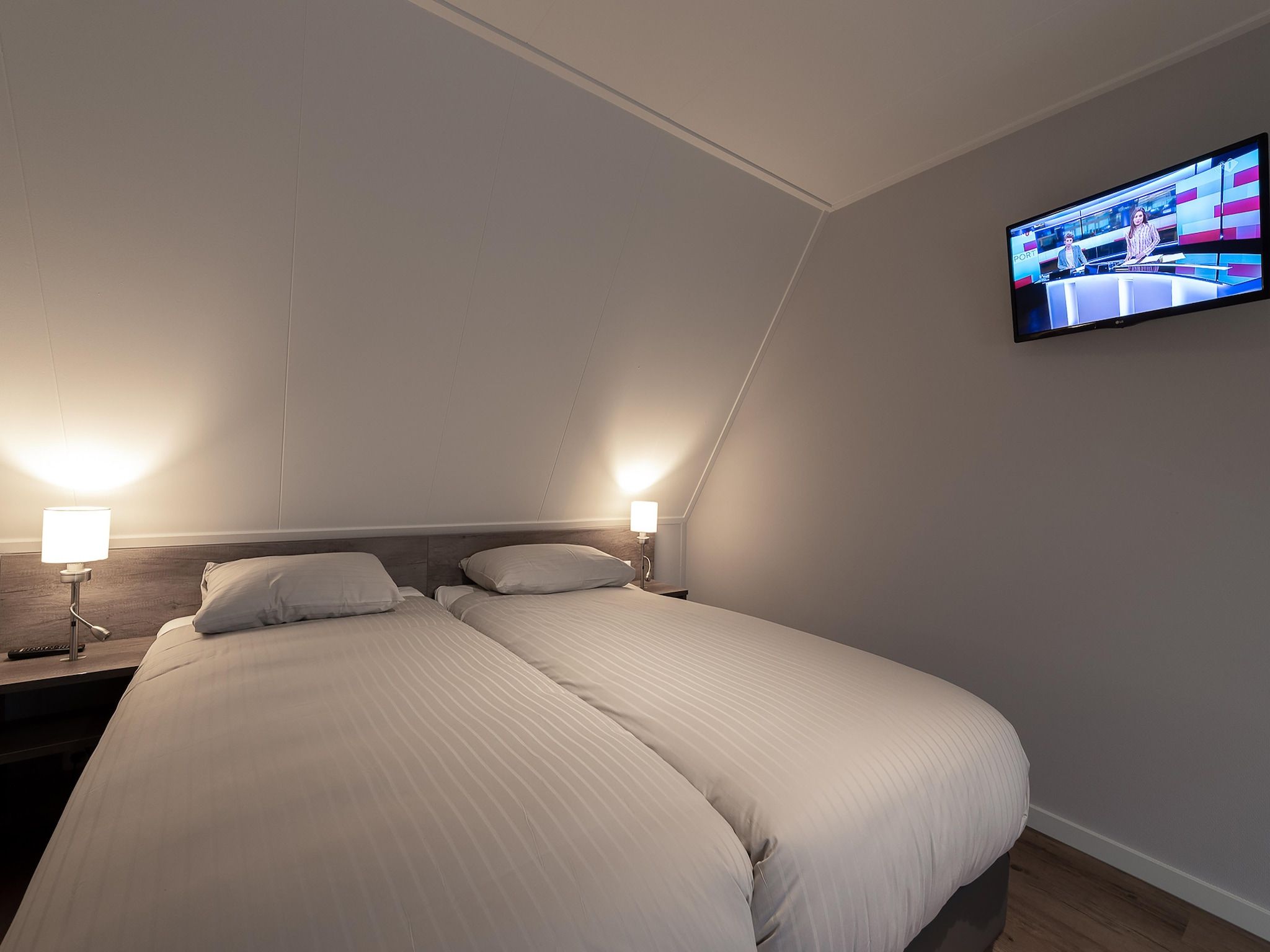 Een slaapkamer van 6 persoons vrijstaand met sauna/hond in Colijnsplaat