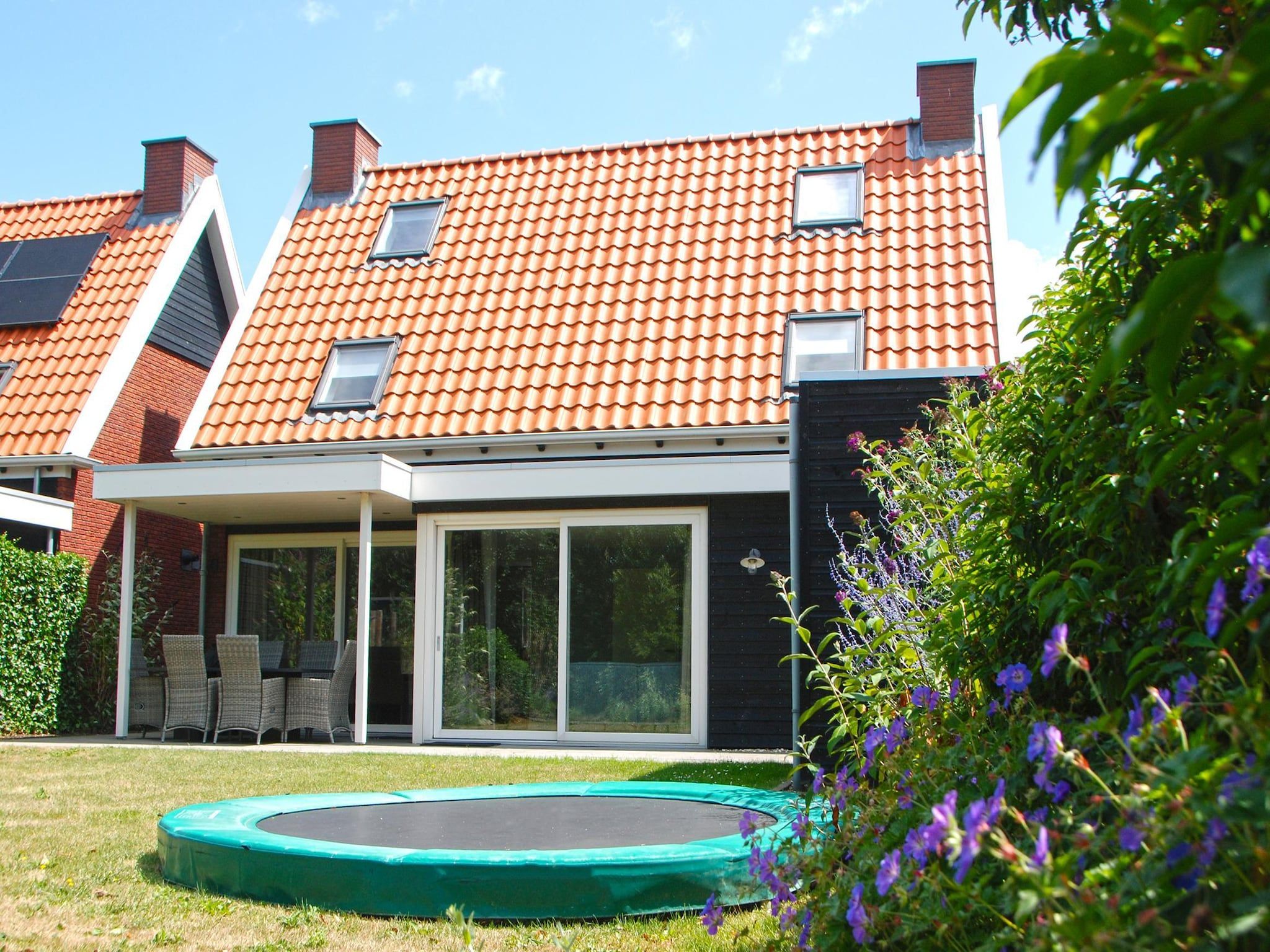 De tuin van 6 persoons vrijstaand met sauna - 1 in Colijnsplaat