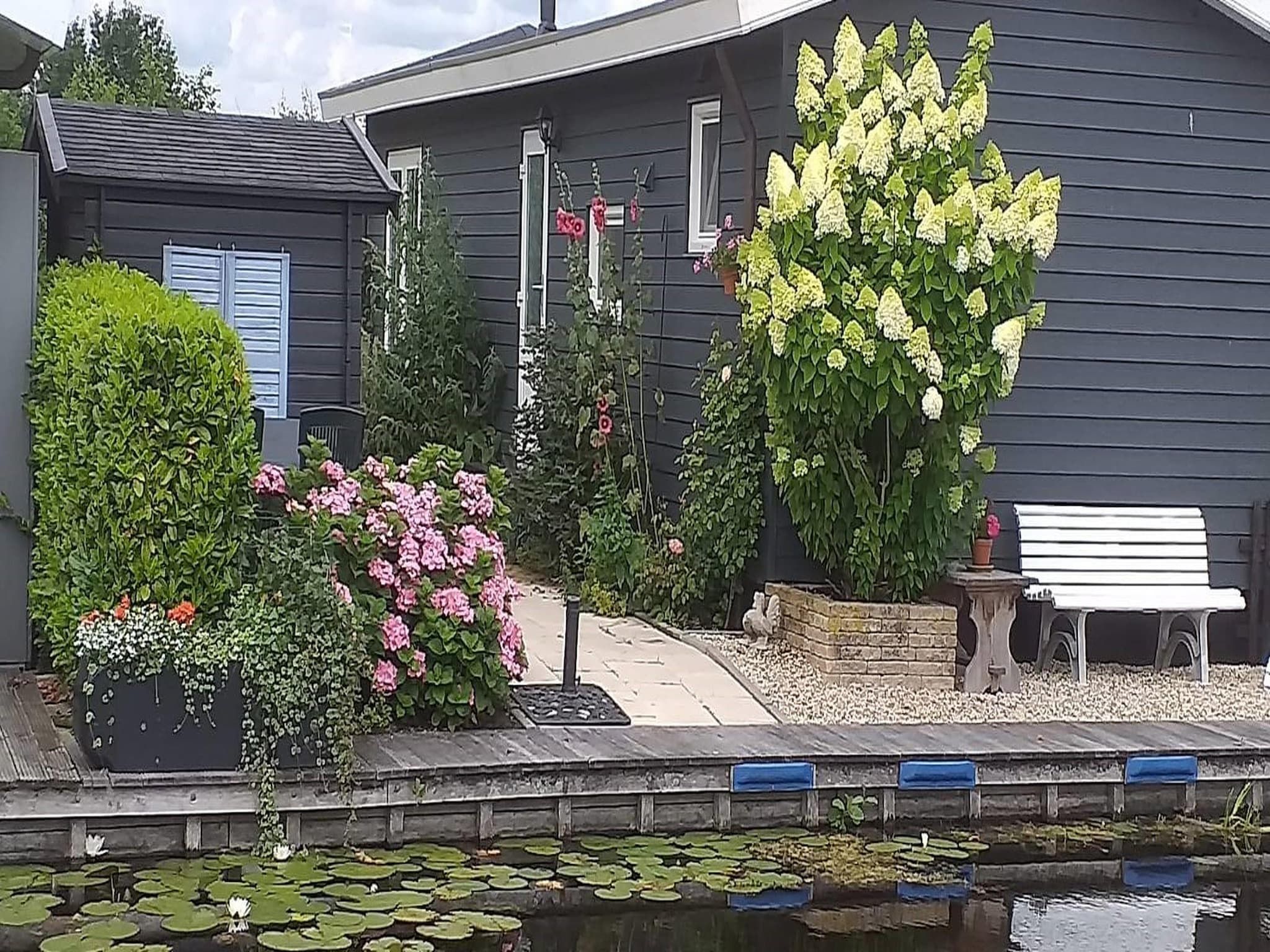 De buitenkant van Chalet Resort Venetie Giethoorn in Giethoorn