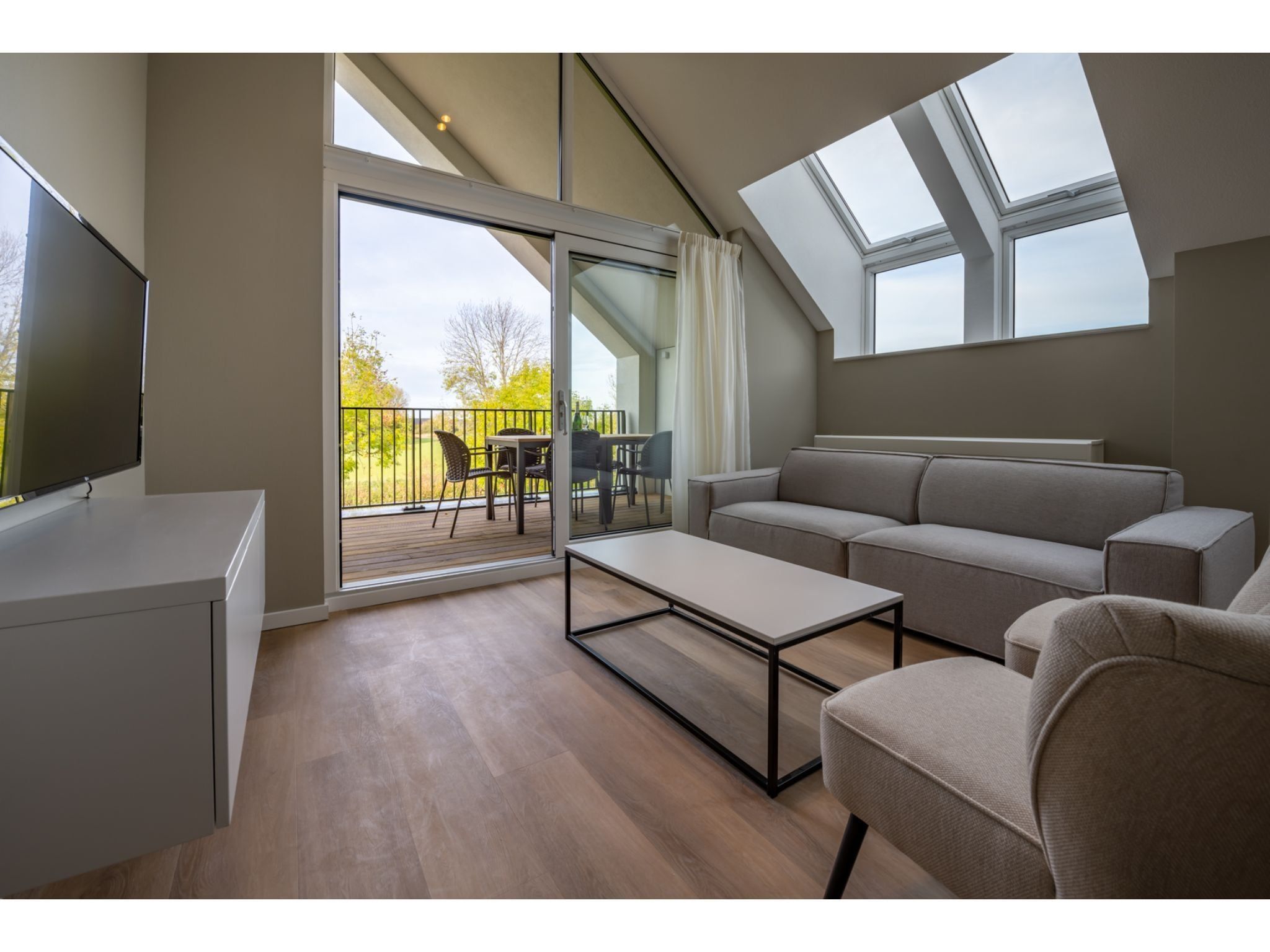 De woonkamer van Harbour Loft 2i Résidence Marina polderzijde in Kamperland