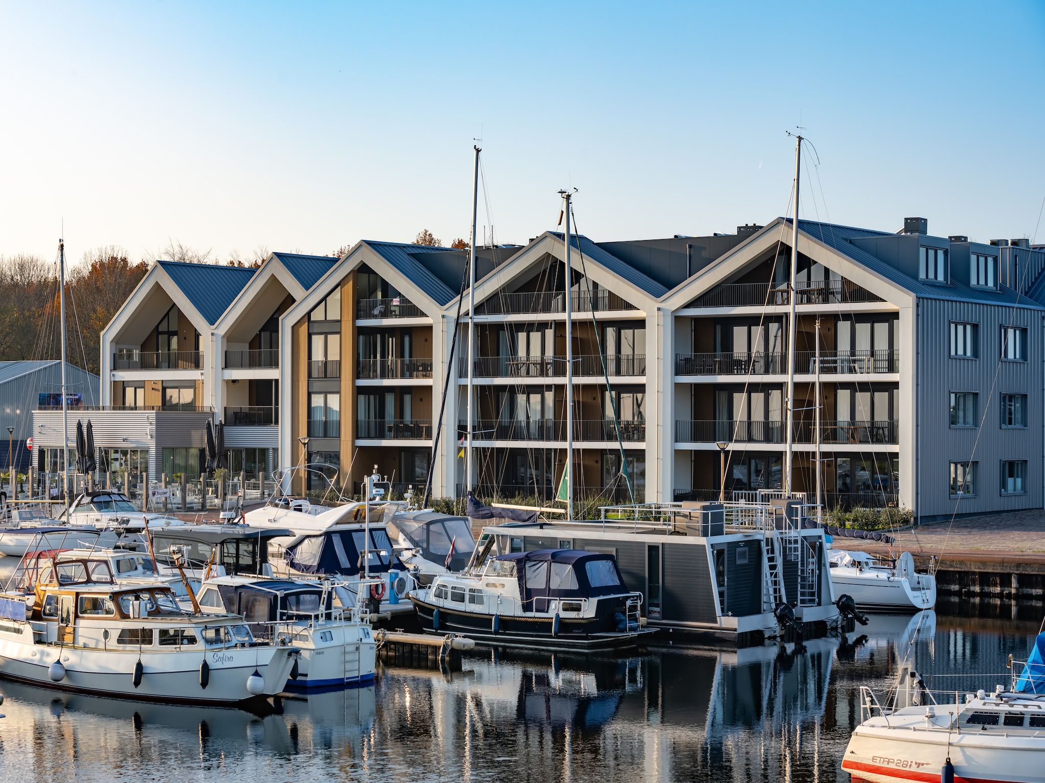 De buitenkant van Harbour Loft 2i Résidence Marina polderzijde in Kamperland