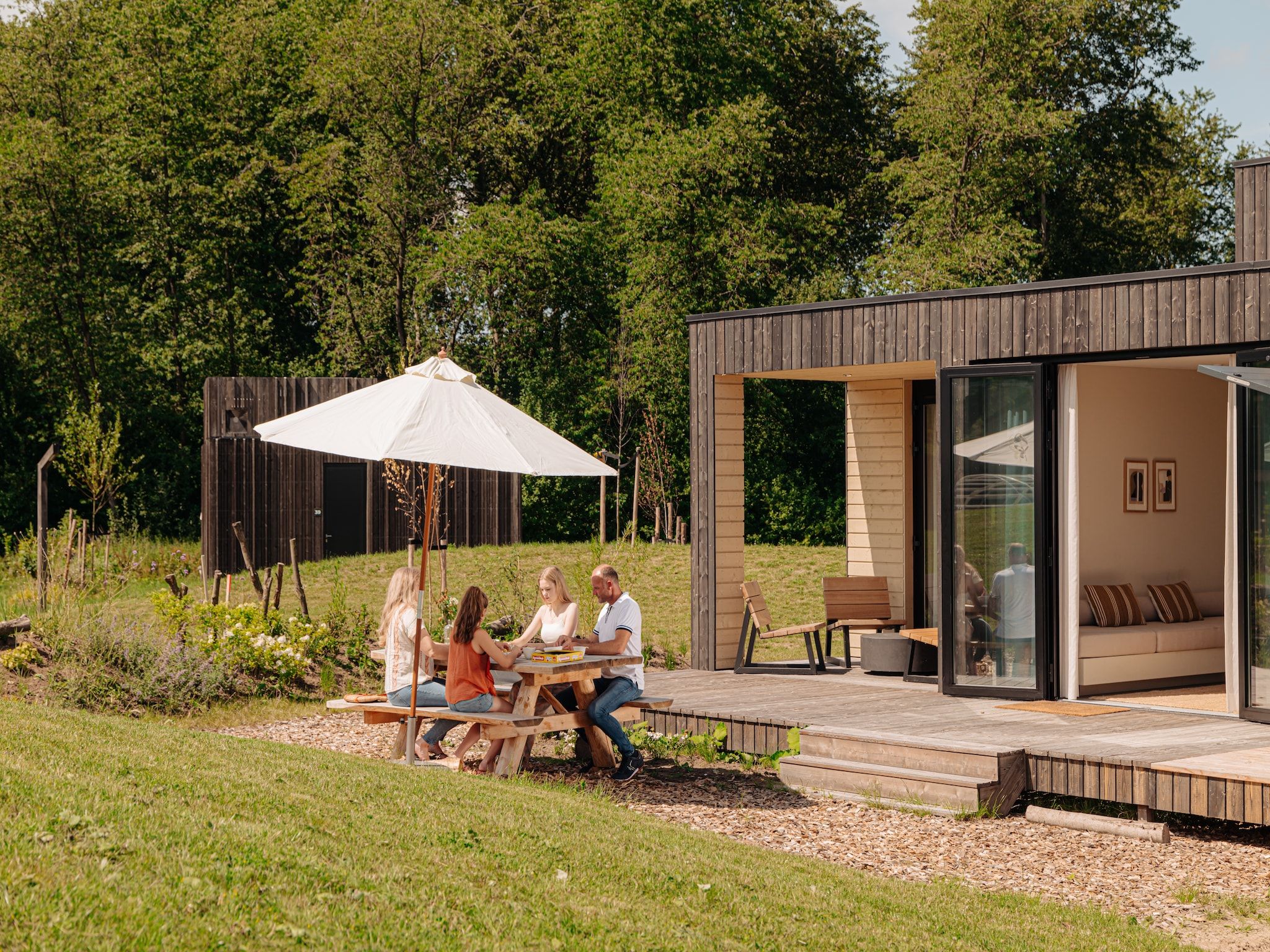 Het terras van Resort de Parel 9 in Zeewolde