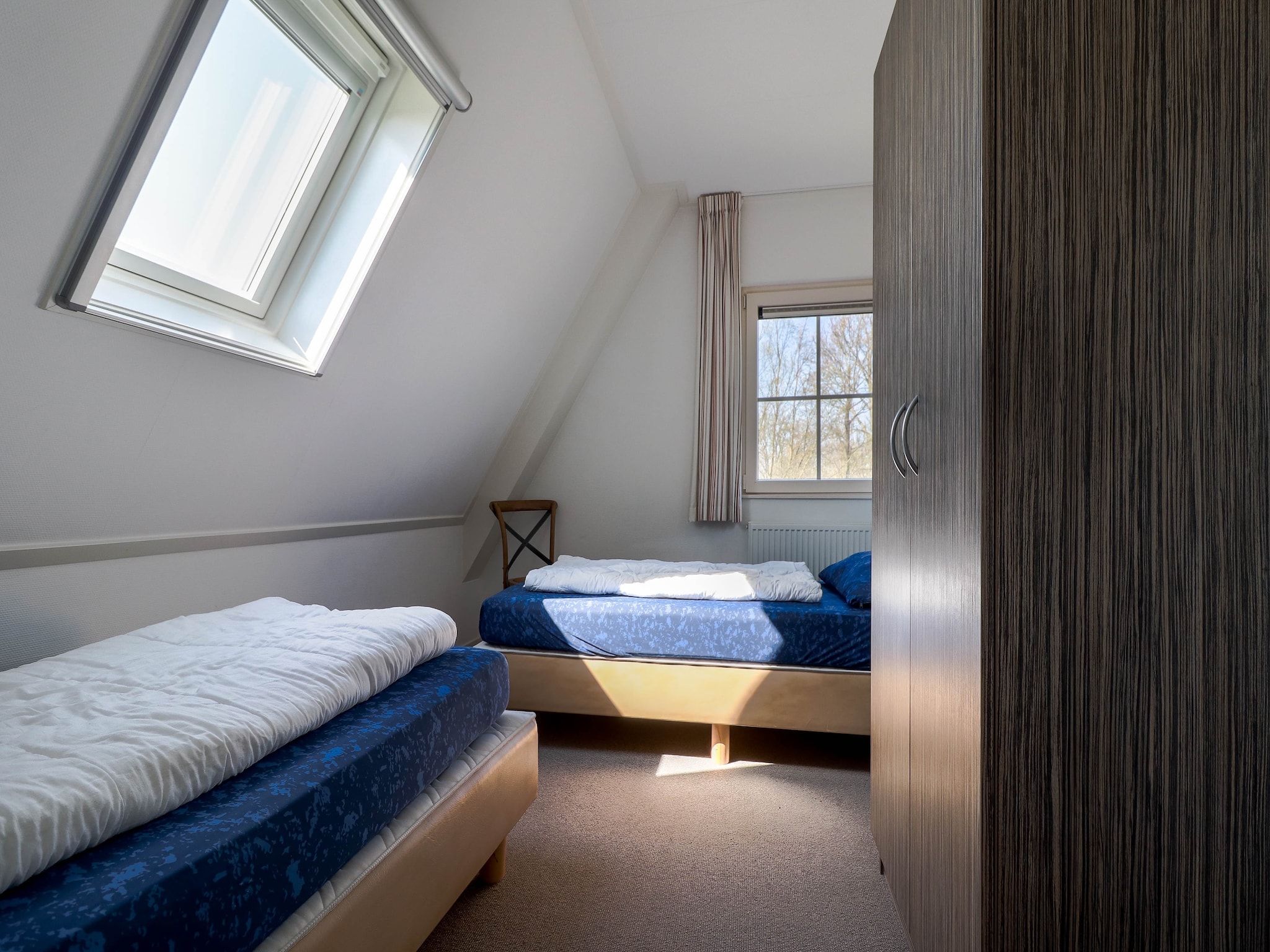 Een slaapkamer van Beachvilla Royaal met Sauna - 10 personen in Makkum