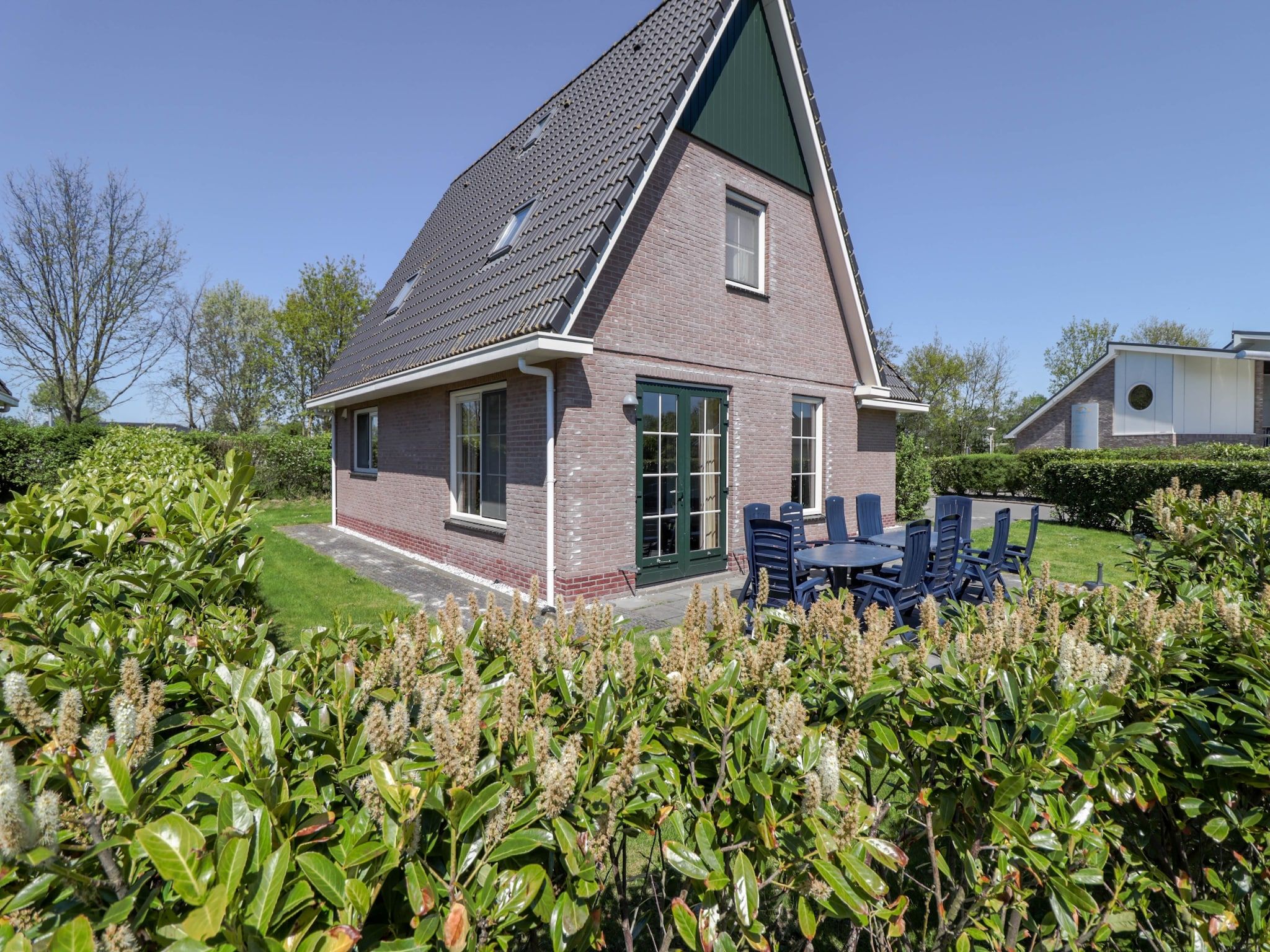 De tuin van Beachvilla Royaal met Sauna - 10 personen in Makkum