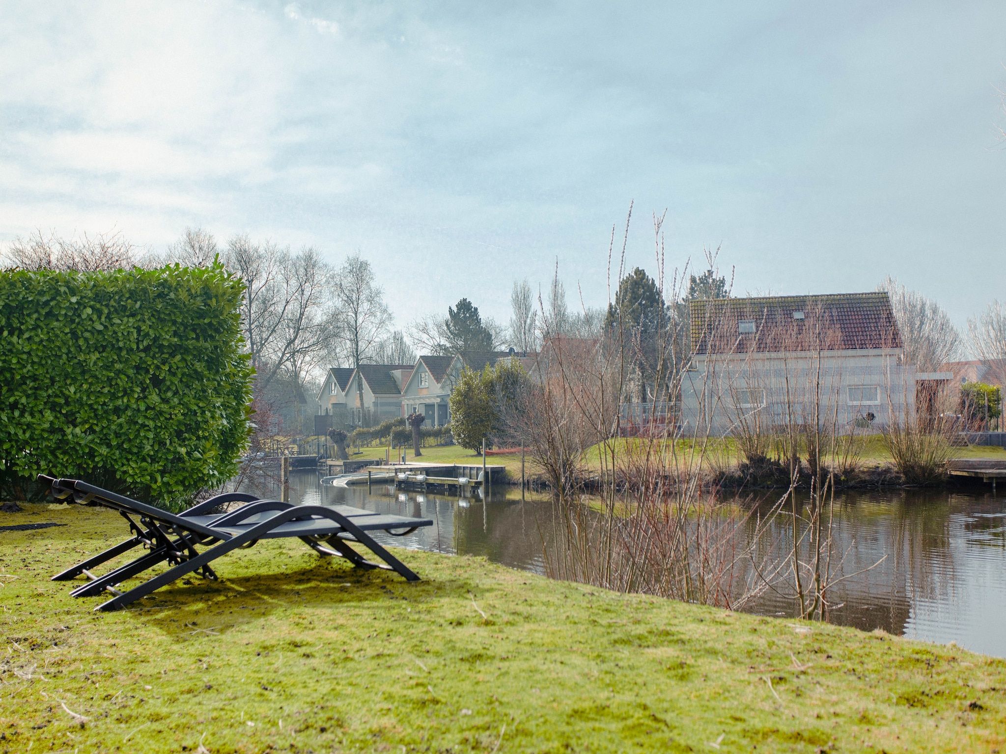 De tuin van Beachvilla Royaal met Sauna - 10 personen in Makkum