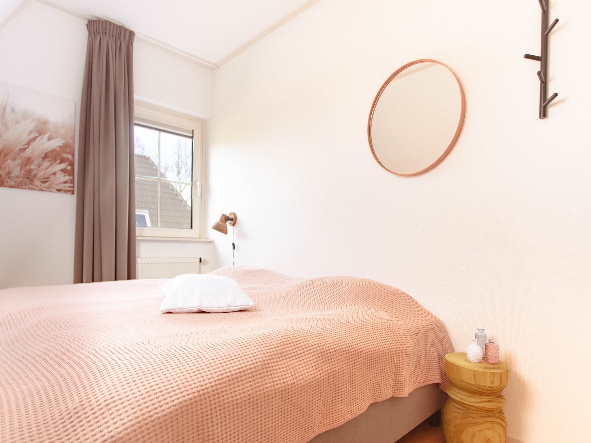 Een slaapkamer van Beachvilla Royaal met Sauna - 10 personen in Makkum