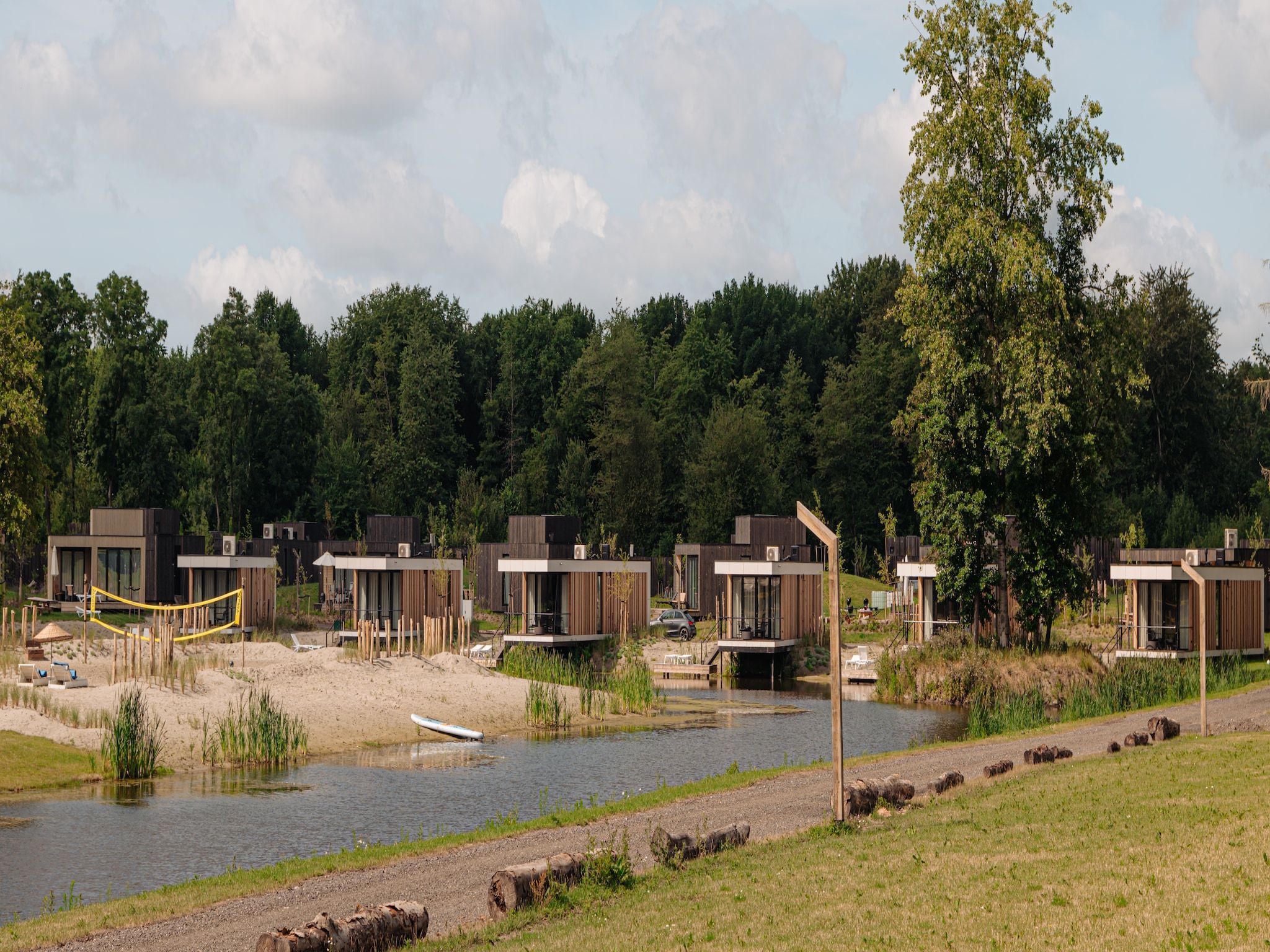 De buitenkant van Resort de Parel 14 in Zeewolde