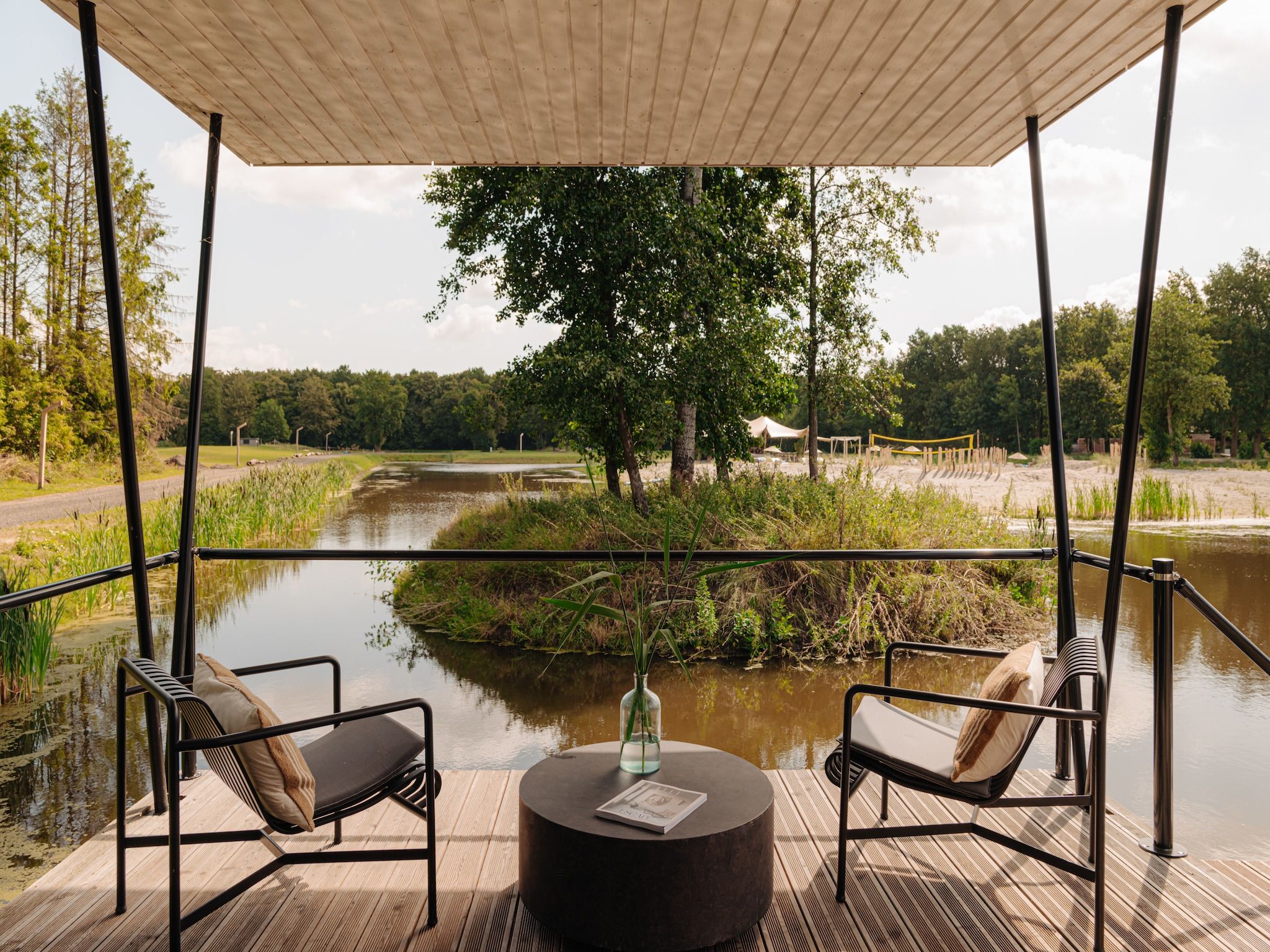 Het terras van Resort de Parel 16 in Zeewolde