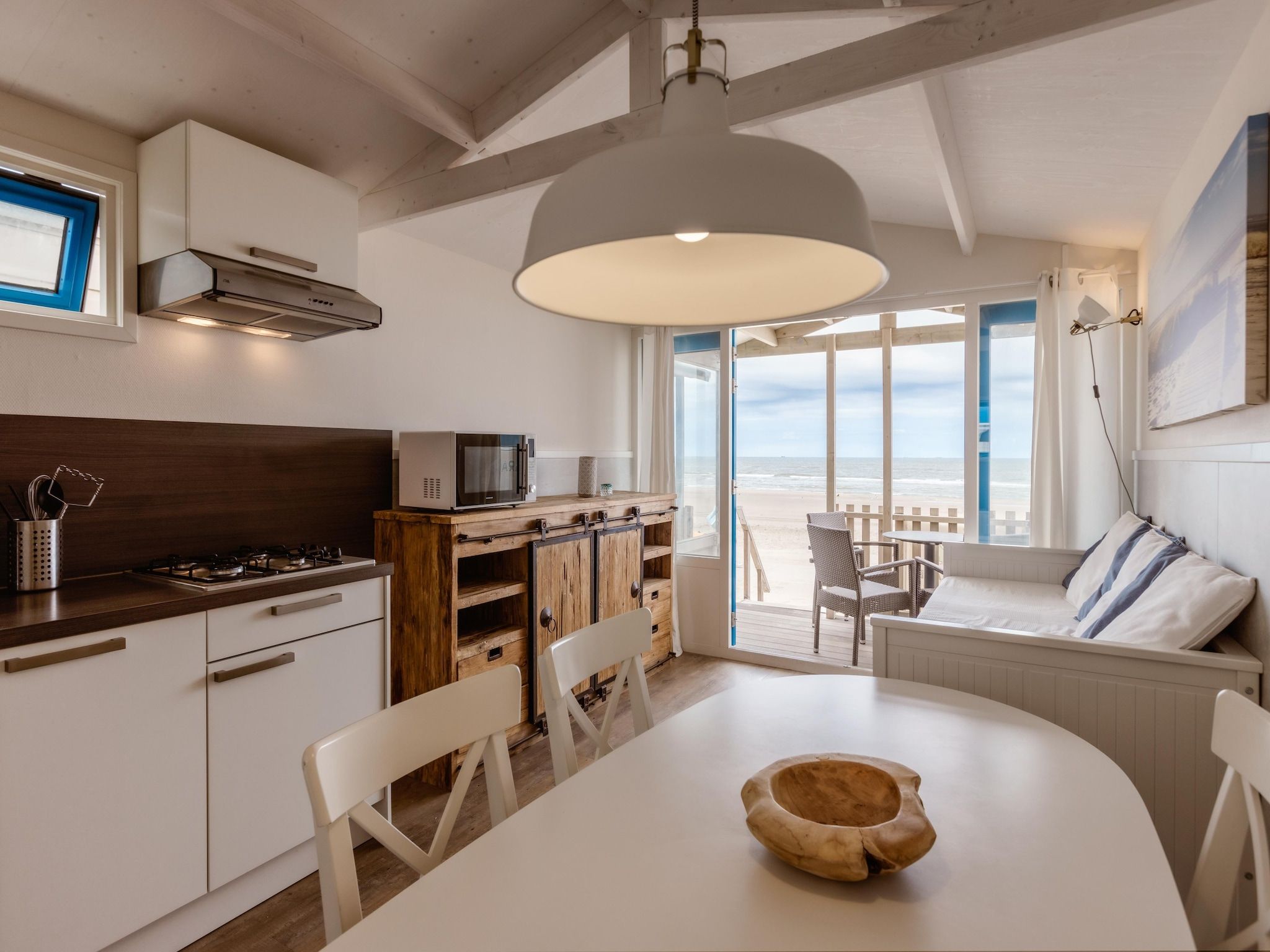 De eetkamer van Resort Beach Houses Wijk aan Zee 3 in Wijk aan Zee