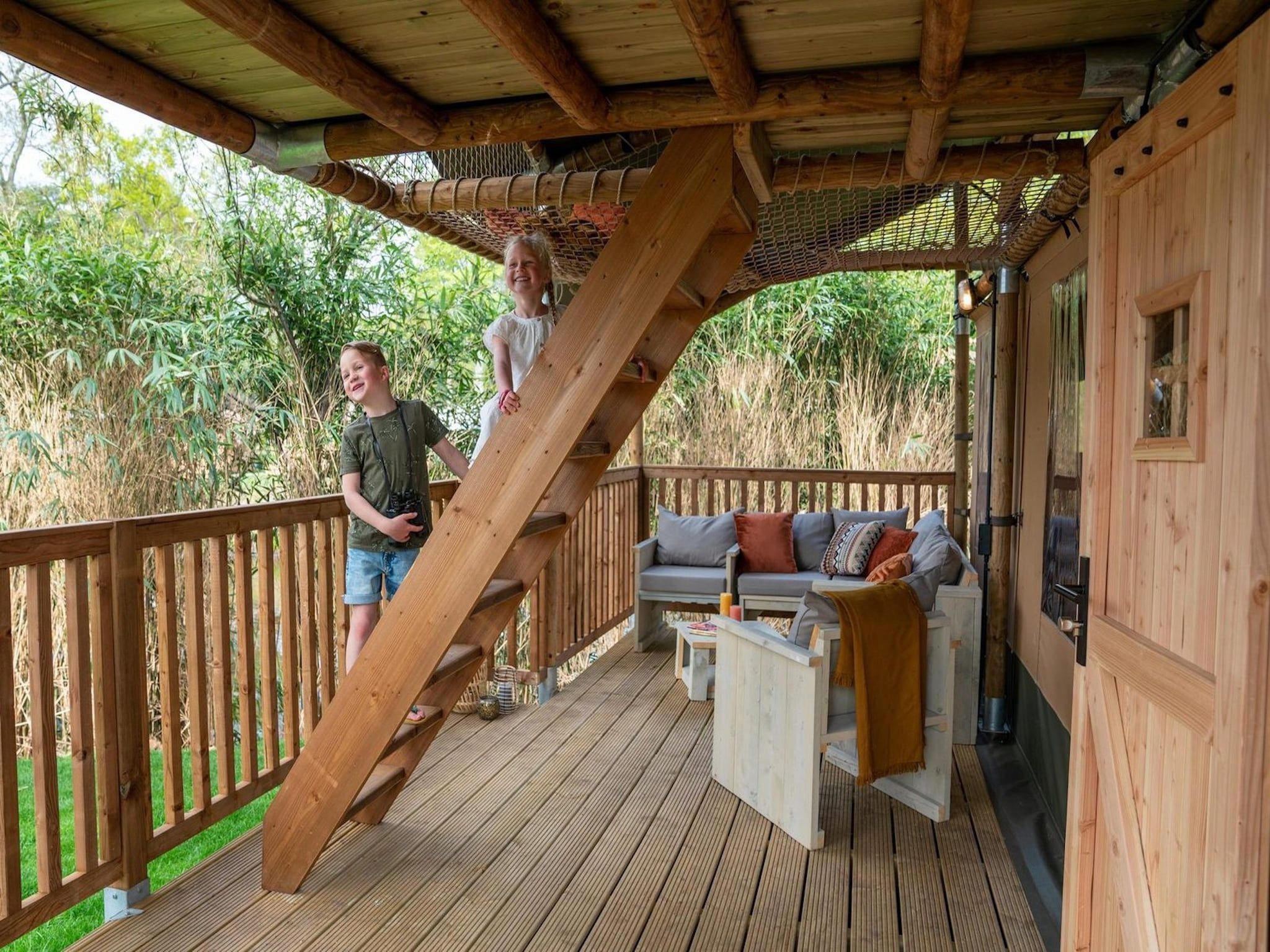 Het terras van Recreatiepark Rhederlaagse Meren 18 in Lathum