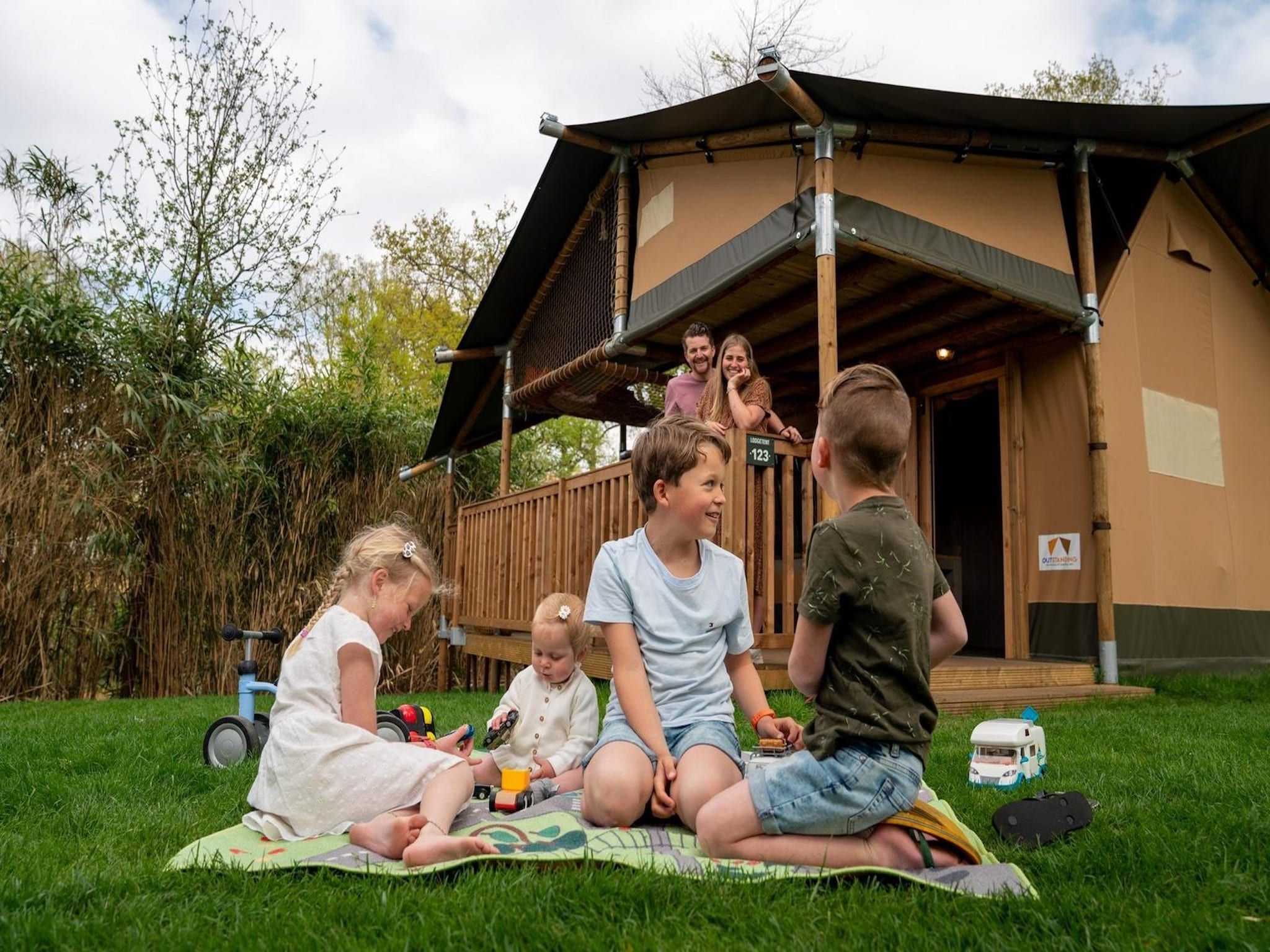De buitenkant van Recreatiepark Rhederlaagse Meren 18 in Lathum