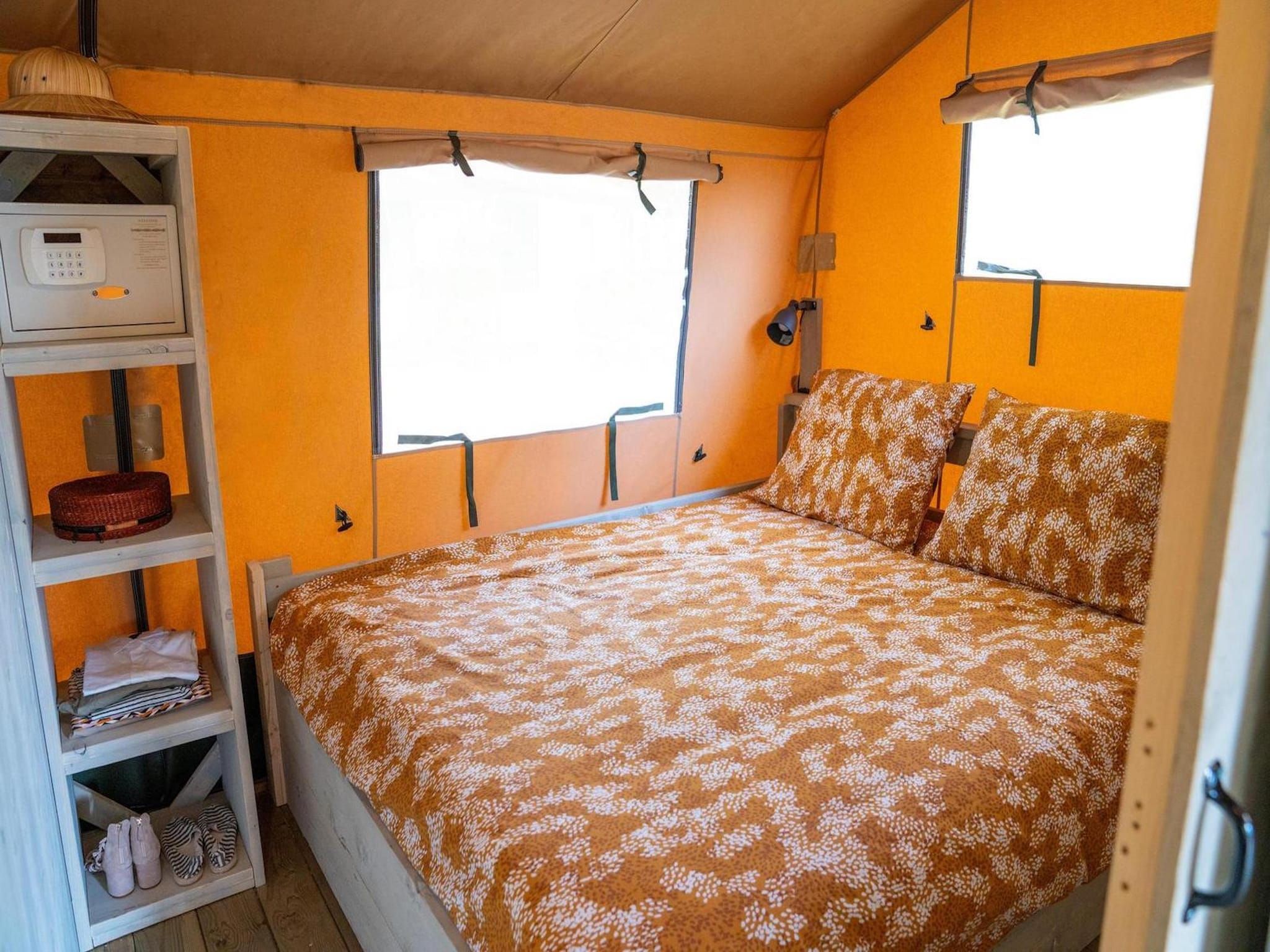 Een slaapkamer van Recreatiepark Rhederlaagse Meren 18 in Lathum