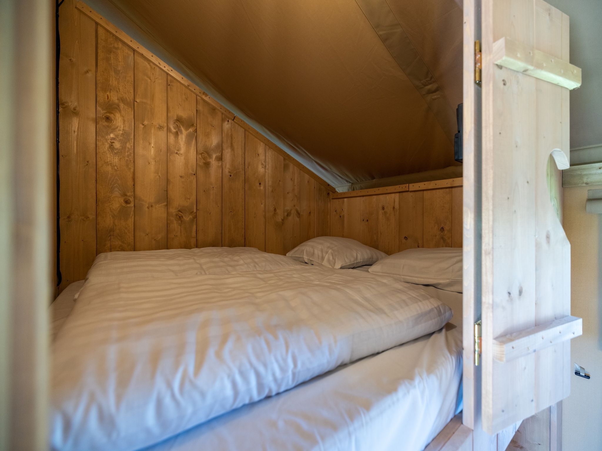 Een slaapkamer van Villavakantiepark IJsselhof 11 in Andijk