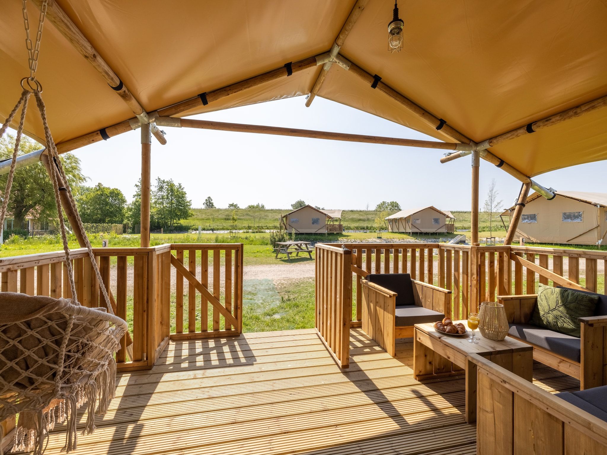 Het terras van Villavakantiepark IJsselhof 11 in Andijk