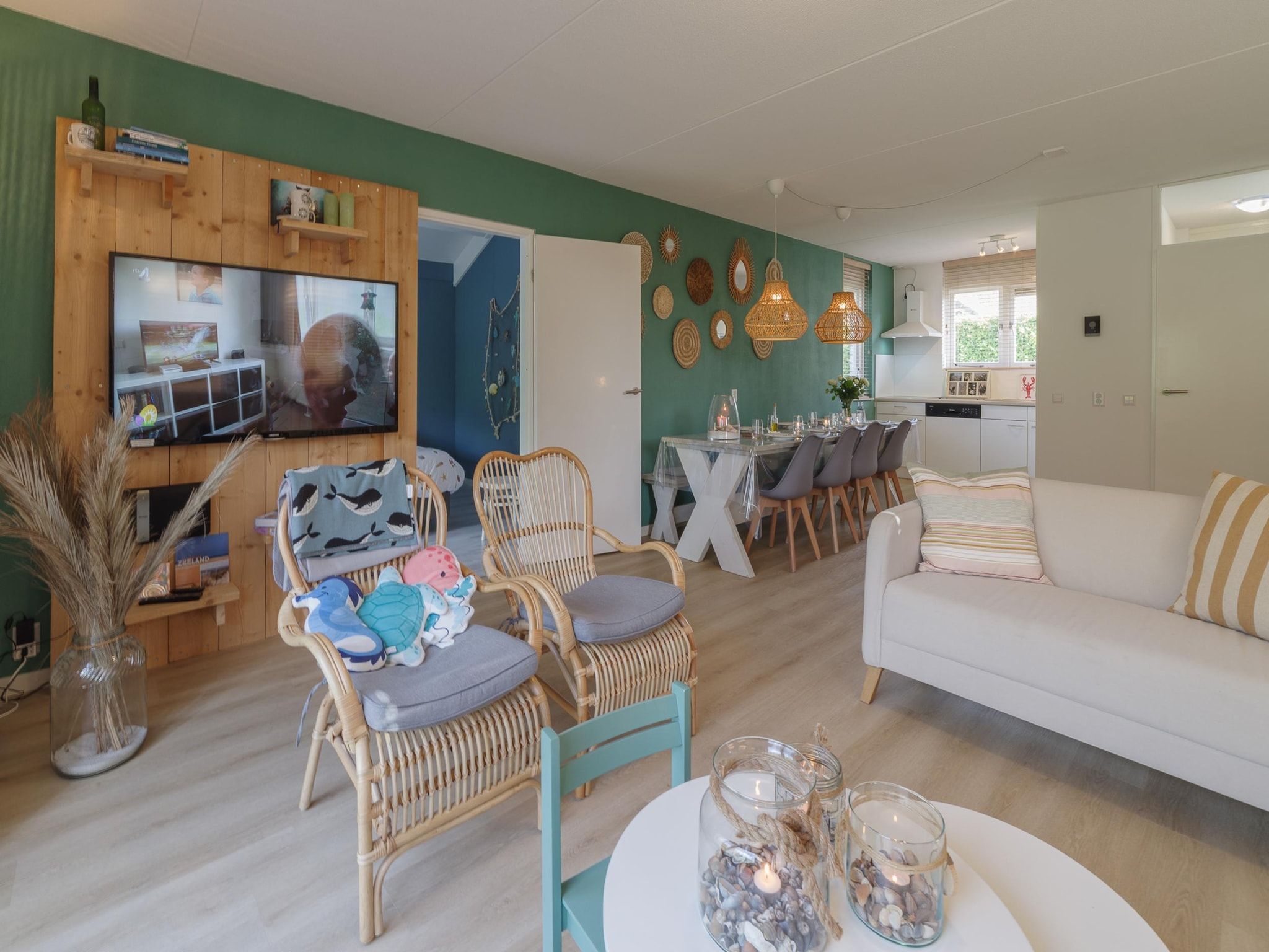 De woonkamer van Villapark De Oesterbaai 68 in Wemeldinge