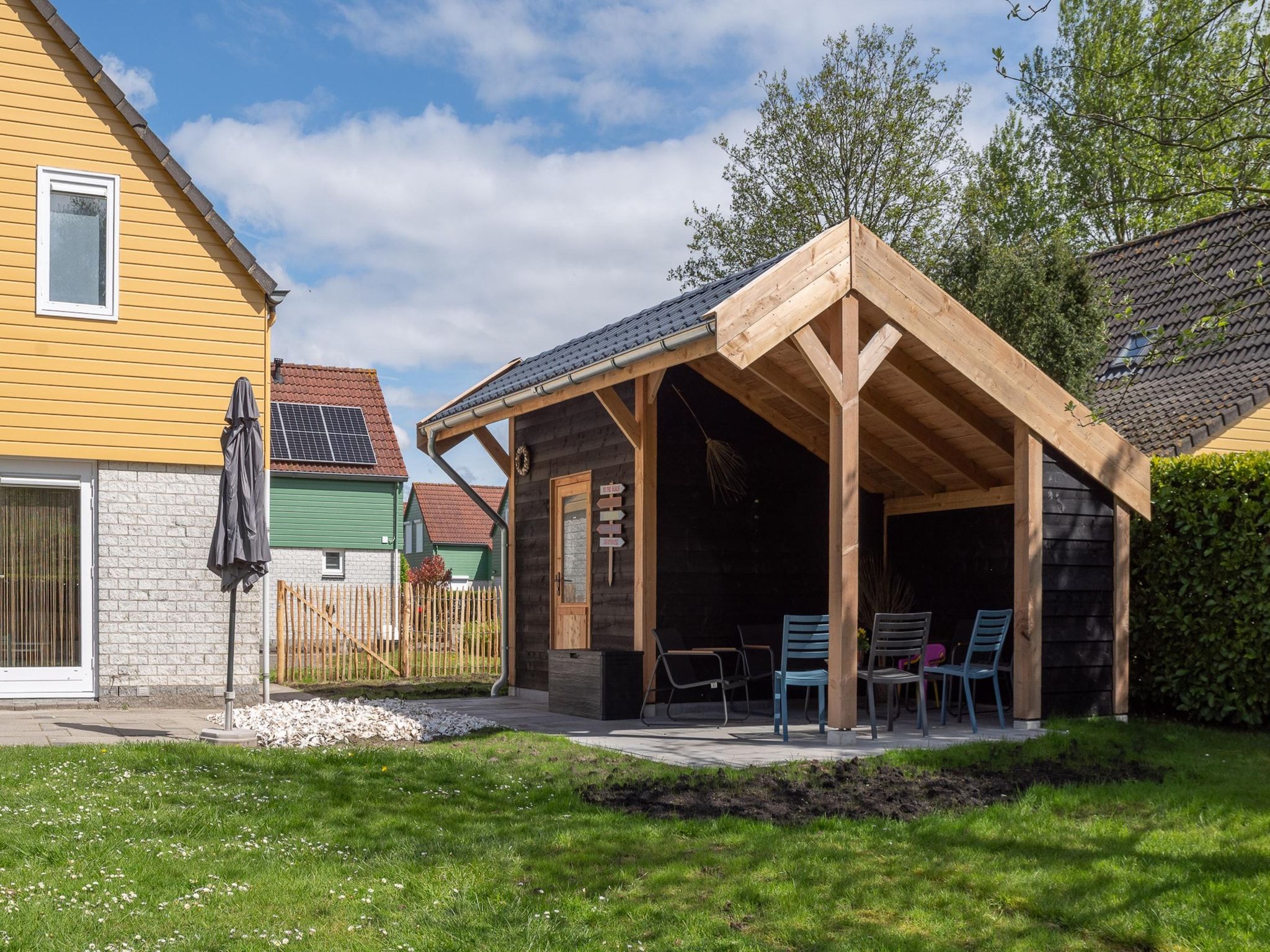 De tuin van Villapark De Oesterbaai 68 in Wemeldinge