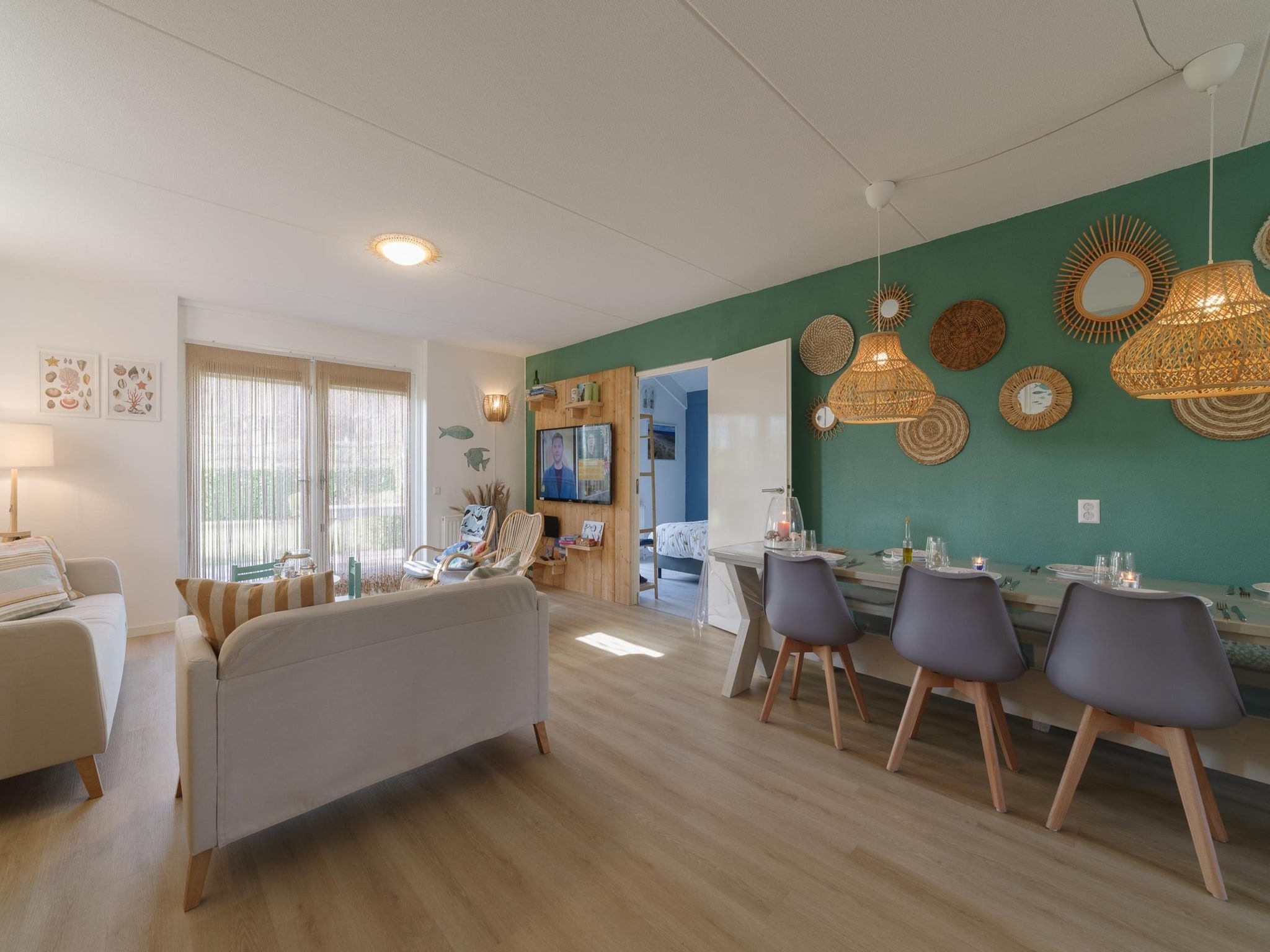 De woonkamer van Villapark De Oesterbaai 68 in Wemeldinge