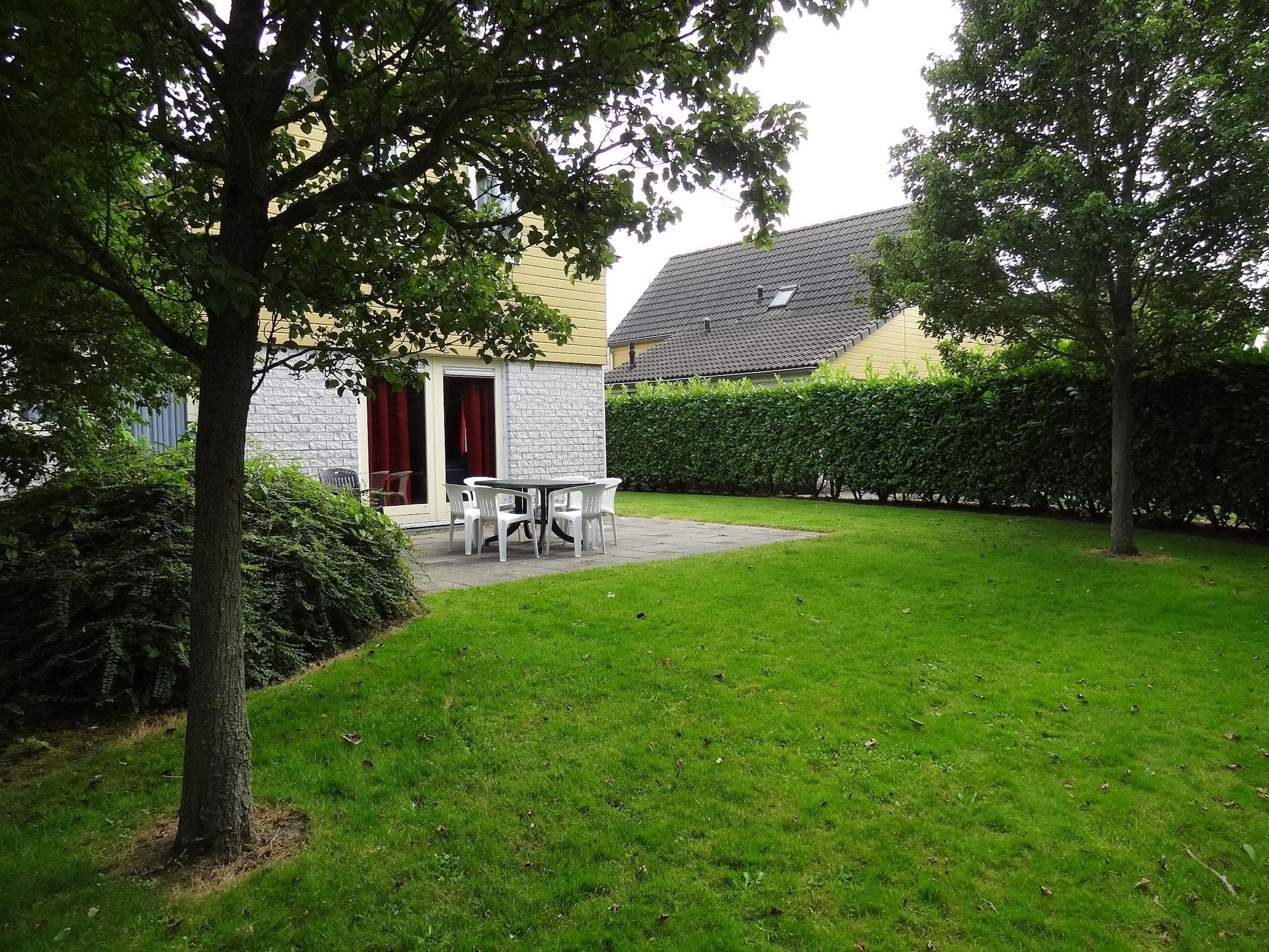 De tuin van Villapark De Oesterbaai 74 in Wemeldinge