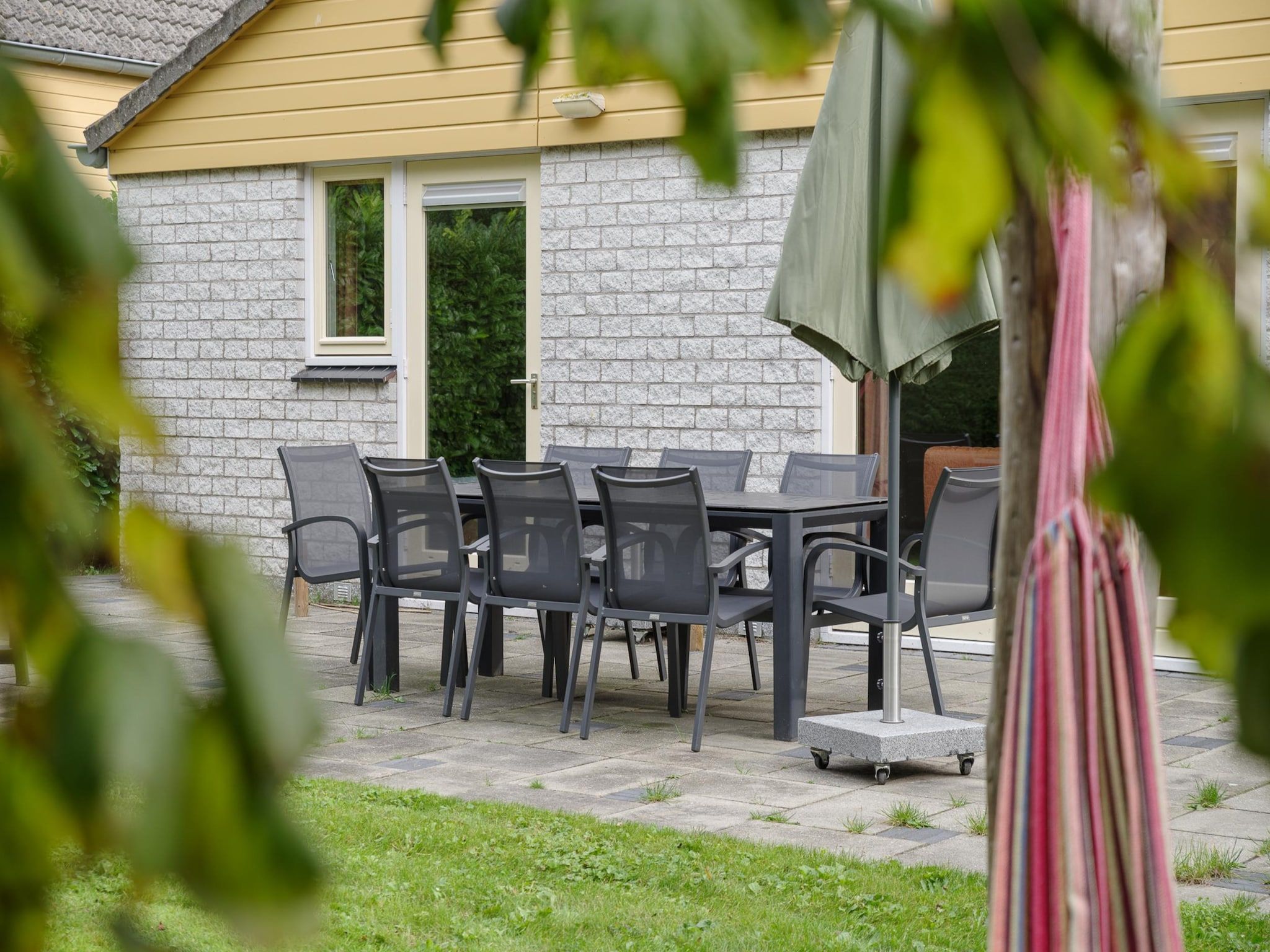 Het terras van Villapark De Oesterbaai 74 in Wemeldinge
