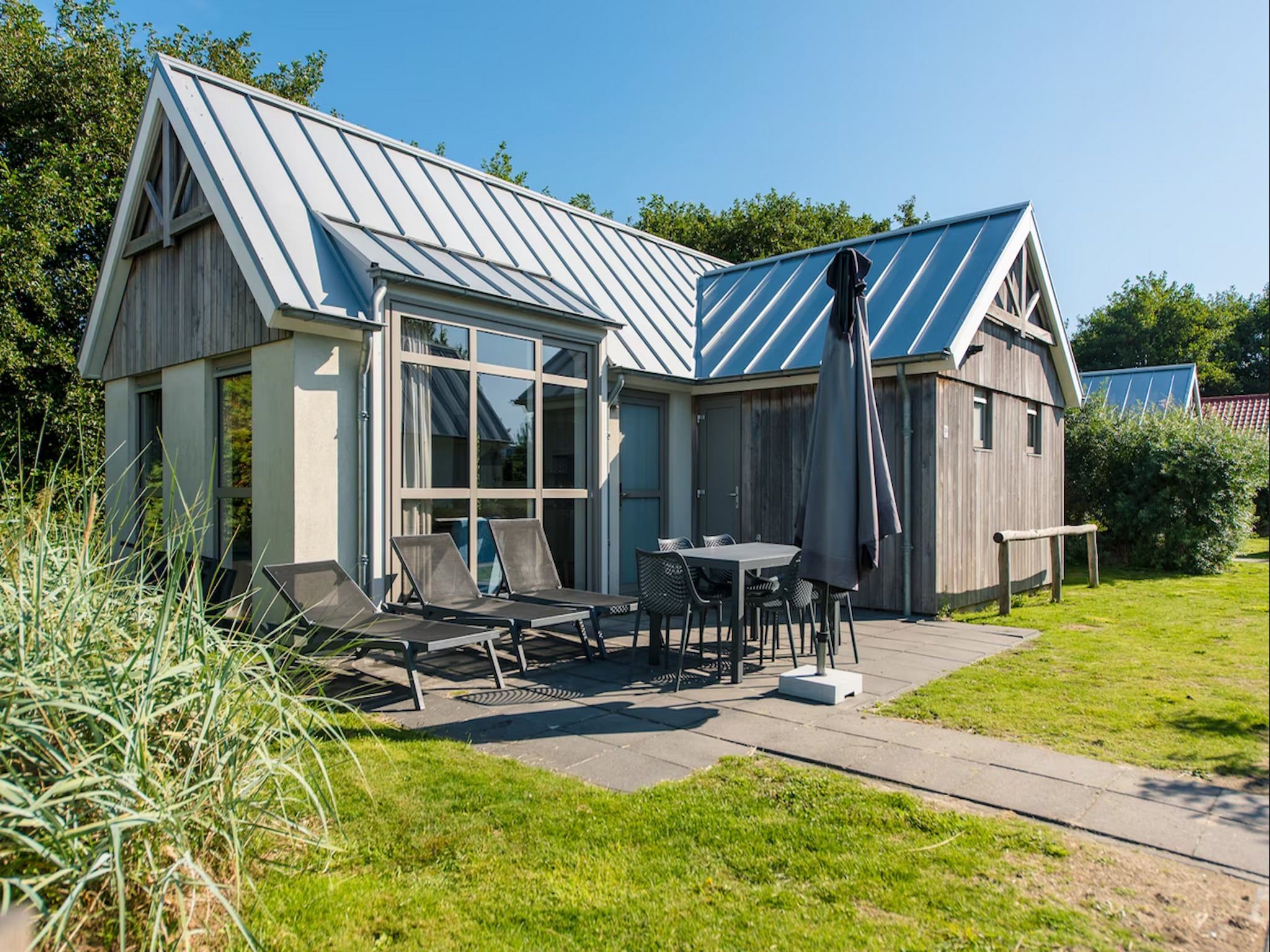 Het terras van Vakantiepark Boomhiemke 19 in Hollum