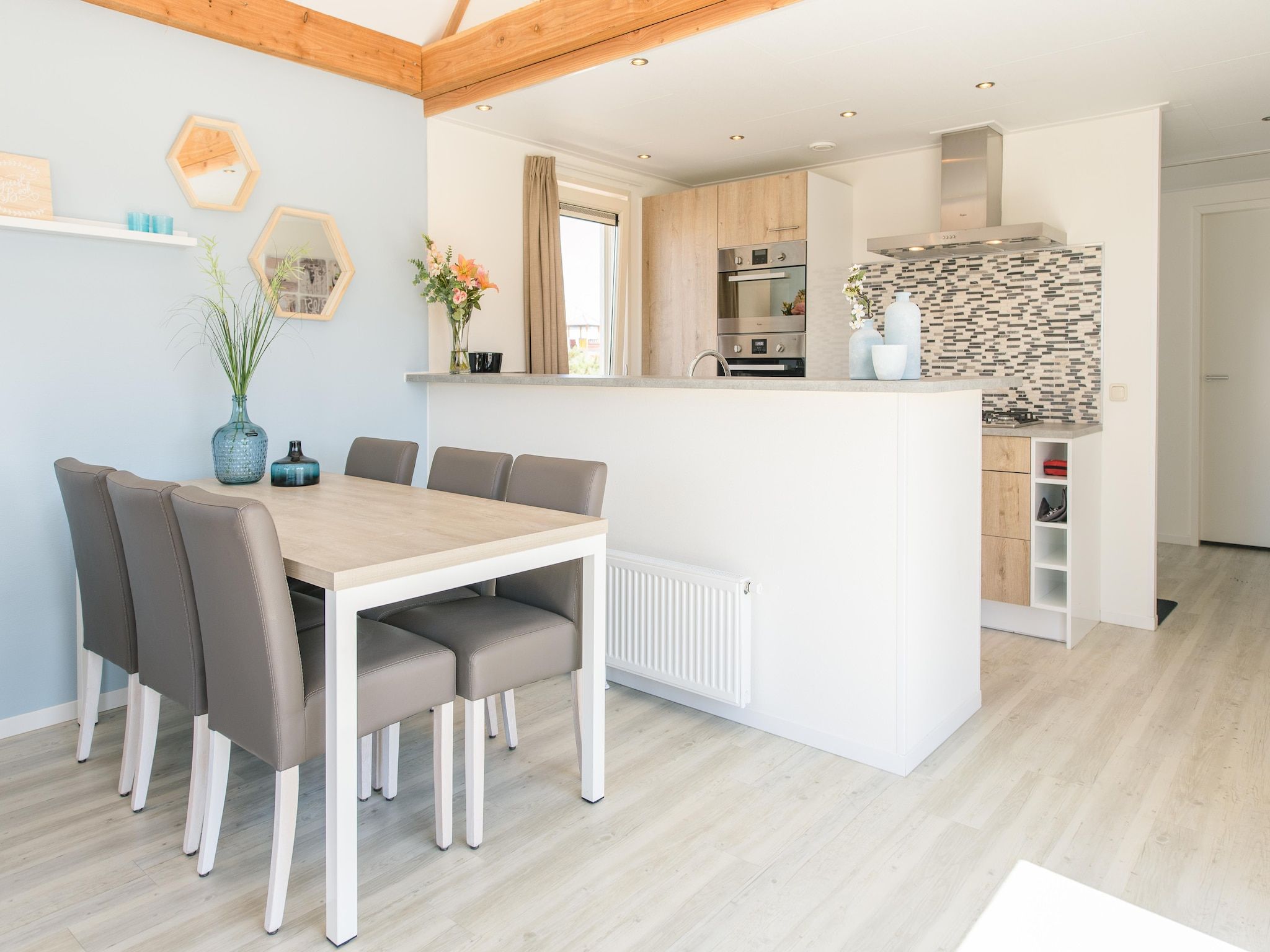 De eetkamer van Vakantiepark Boomhiemke 20 in Hollum