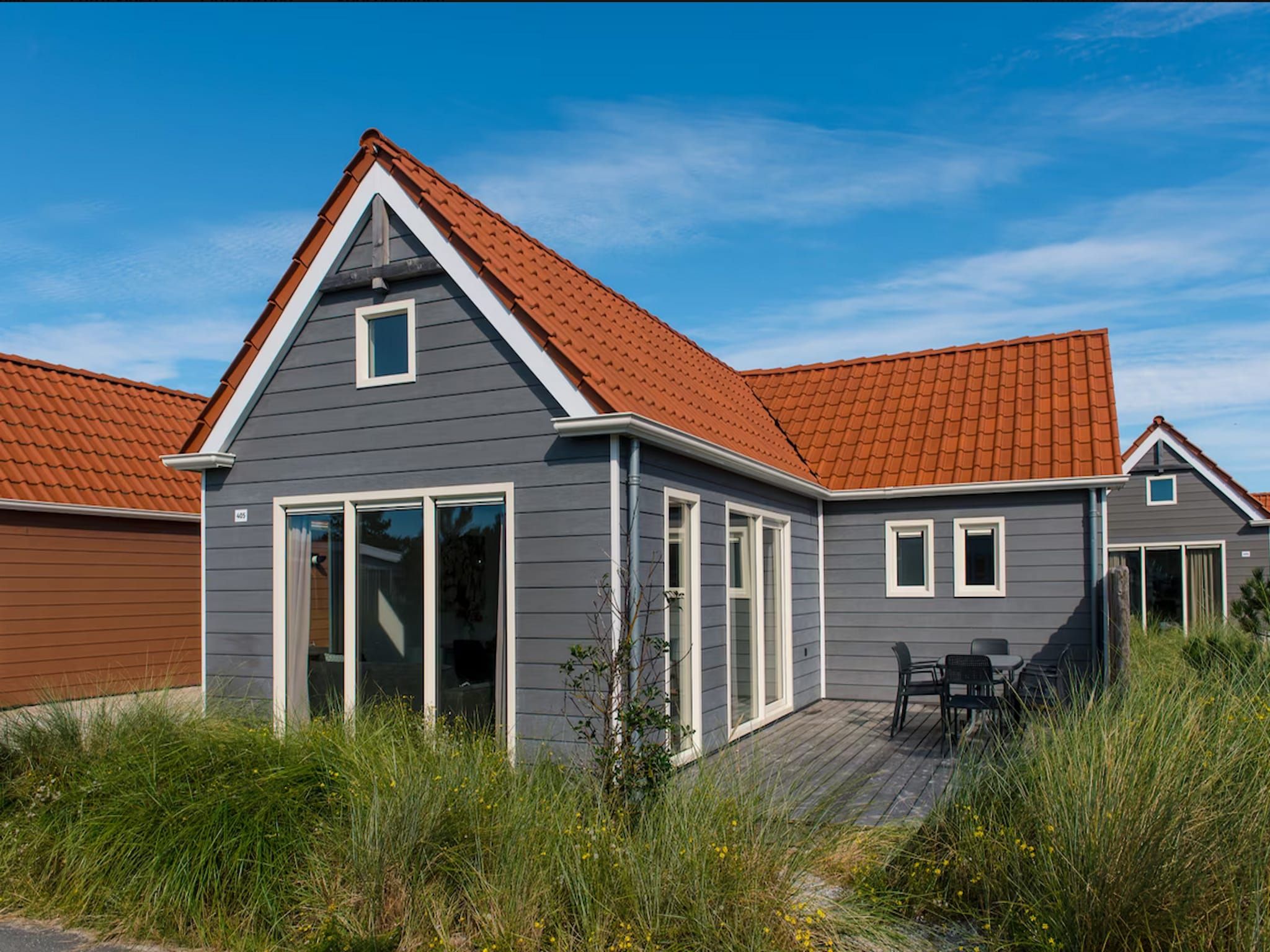 Het terras van Vakantiepark Boomhiemke 20 in Hollum