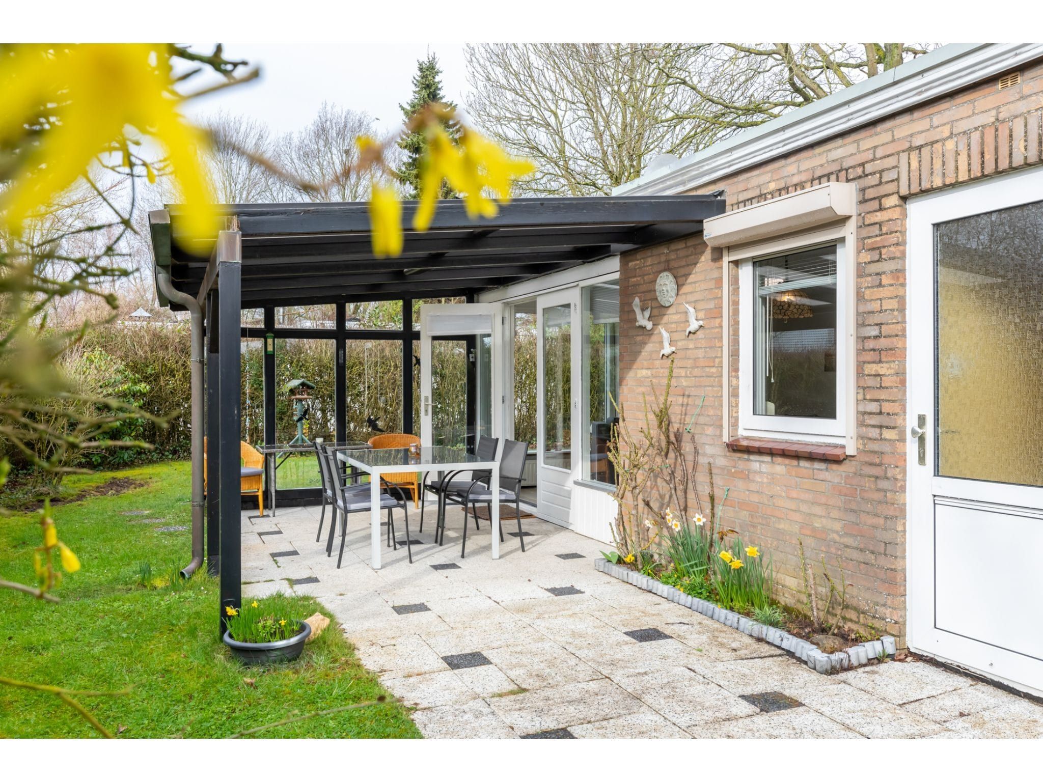 Het terras van Koekoesbloemwei 90 in Kortgene