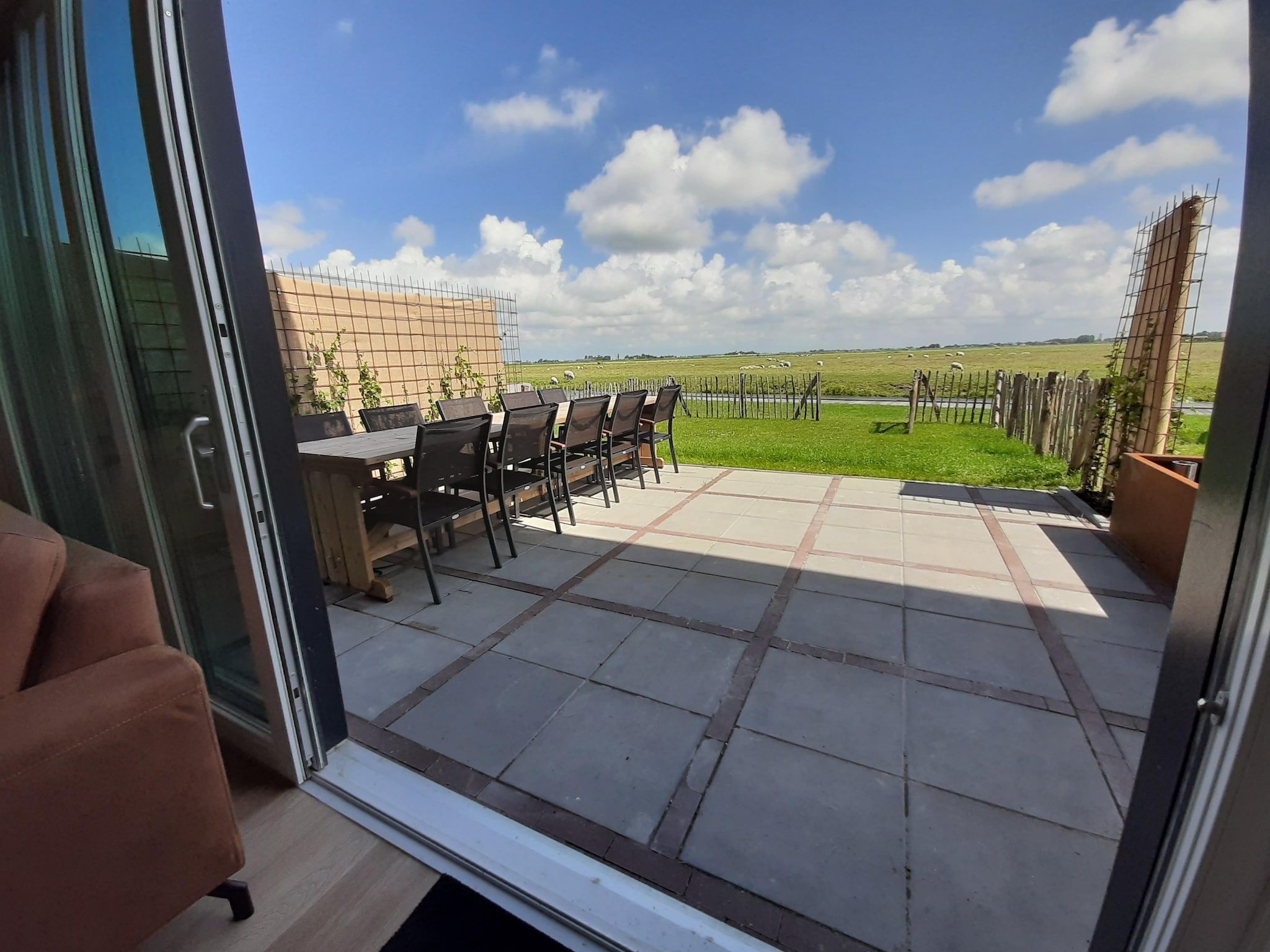 Het terras van Friese Villa in Leons in Leons