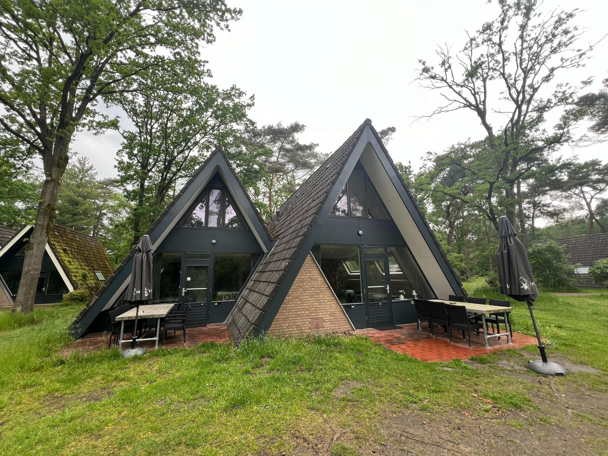 De buitenkant van Combi bungalow Vosseven 84 & 85 in Stramproy