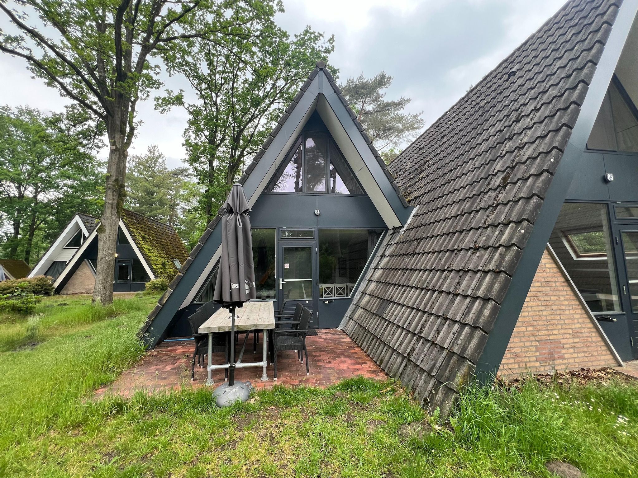 Het terras van Combi bungalow Vosseven 84 & 85 in Stramproy