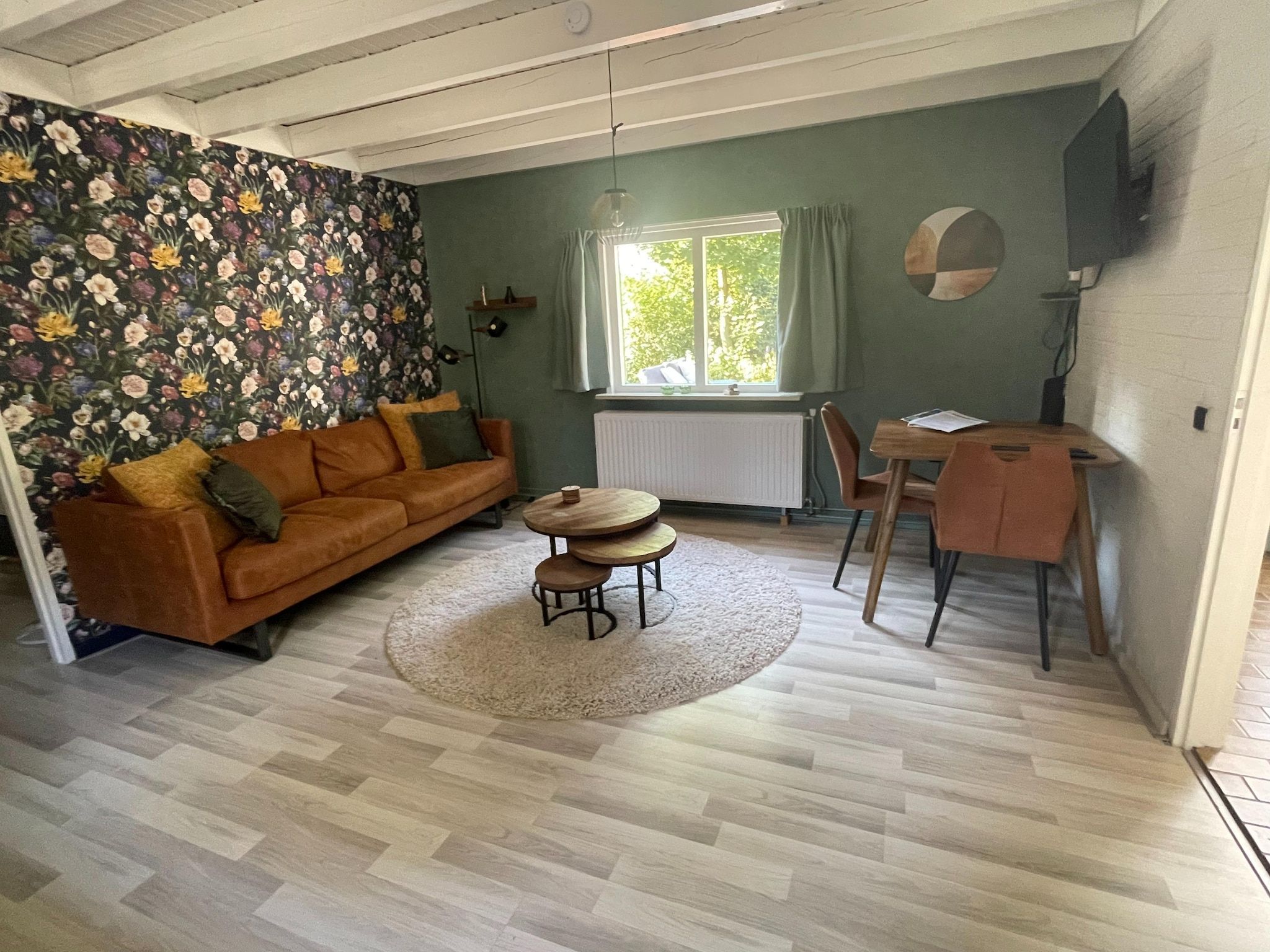 De woonkamer van Elperhof Schoonloo 16B in Schoonloo
