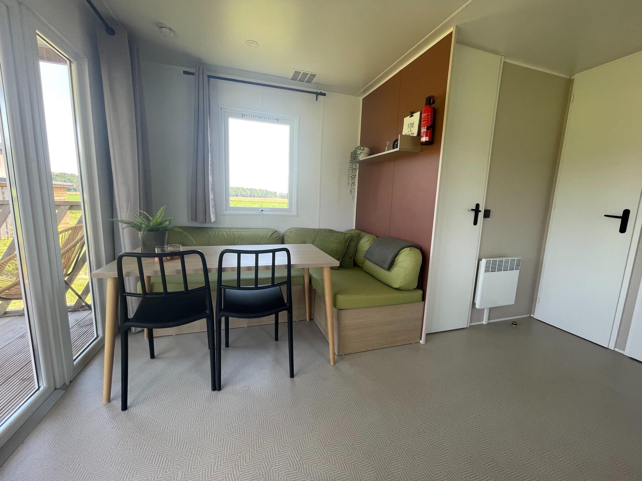 De woonkamer van Elperhof Veldlodge in Schoonloo