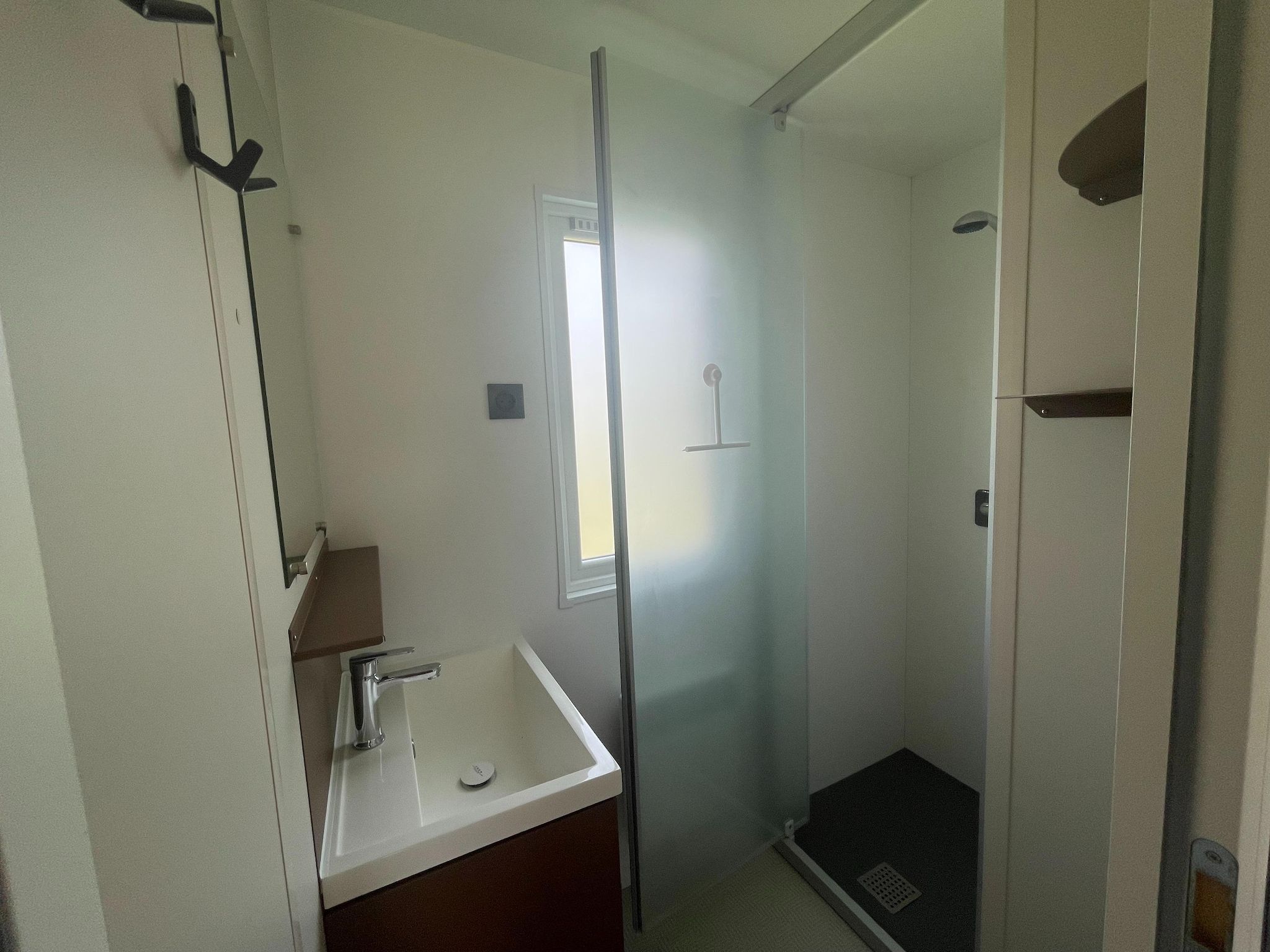 De badkamer van Elperhof Veldlodge in Schoonloo