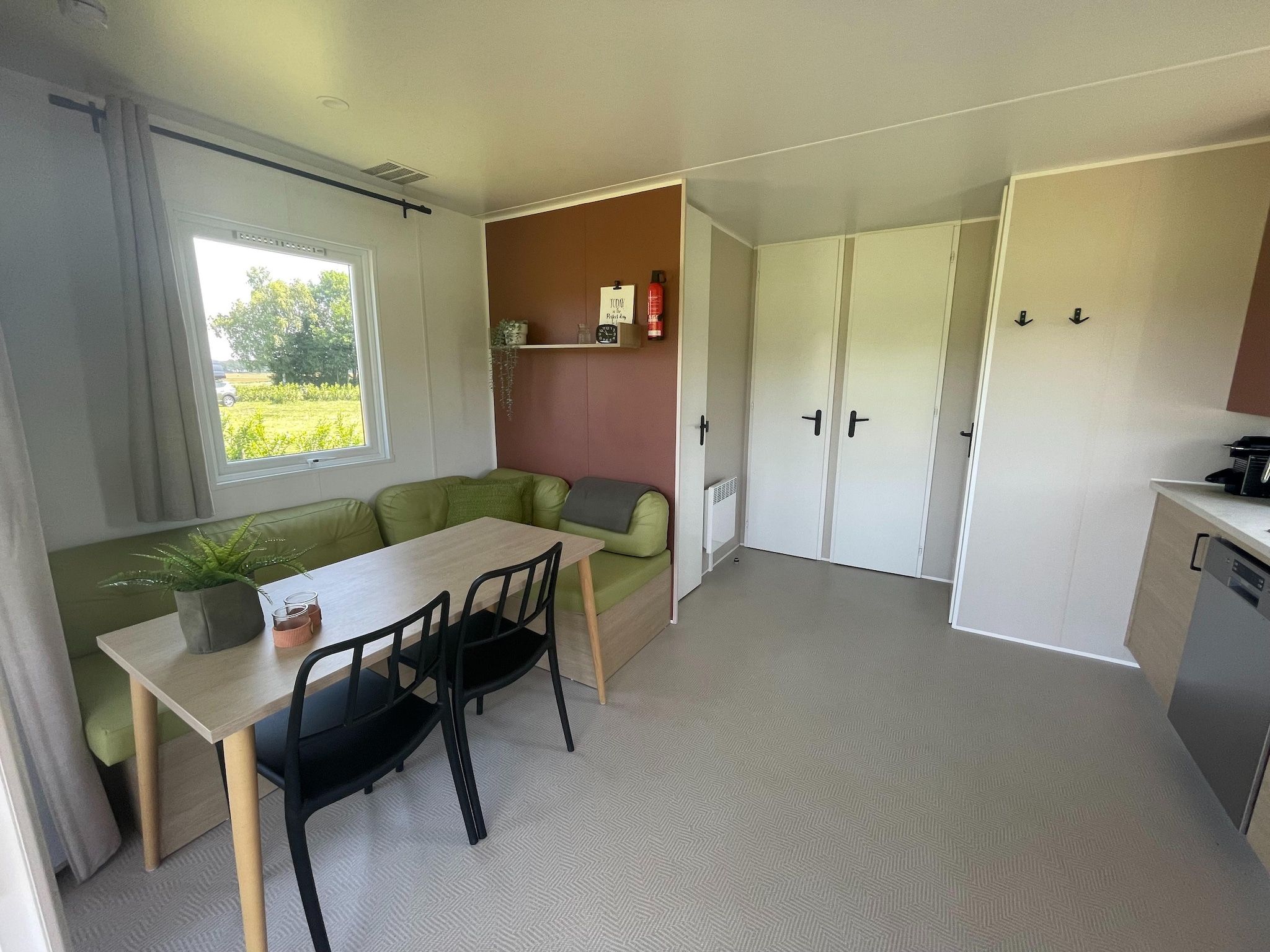 De woonkamer van Elperhof Veldlodge in Schoonloo