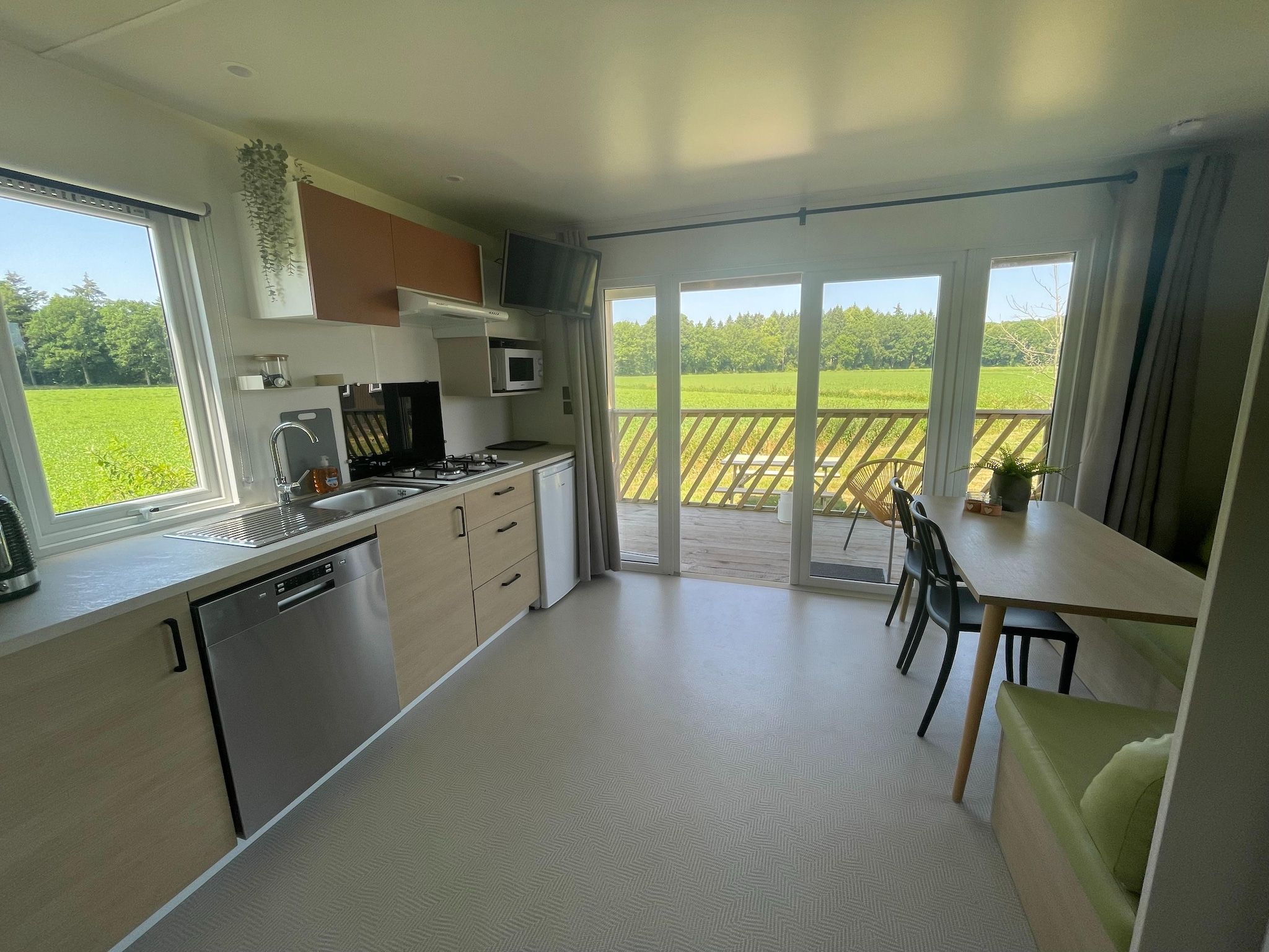 De eetkamer van Elperhof Veldlodge in Schoonloo