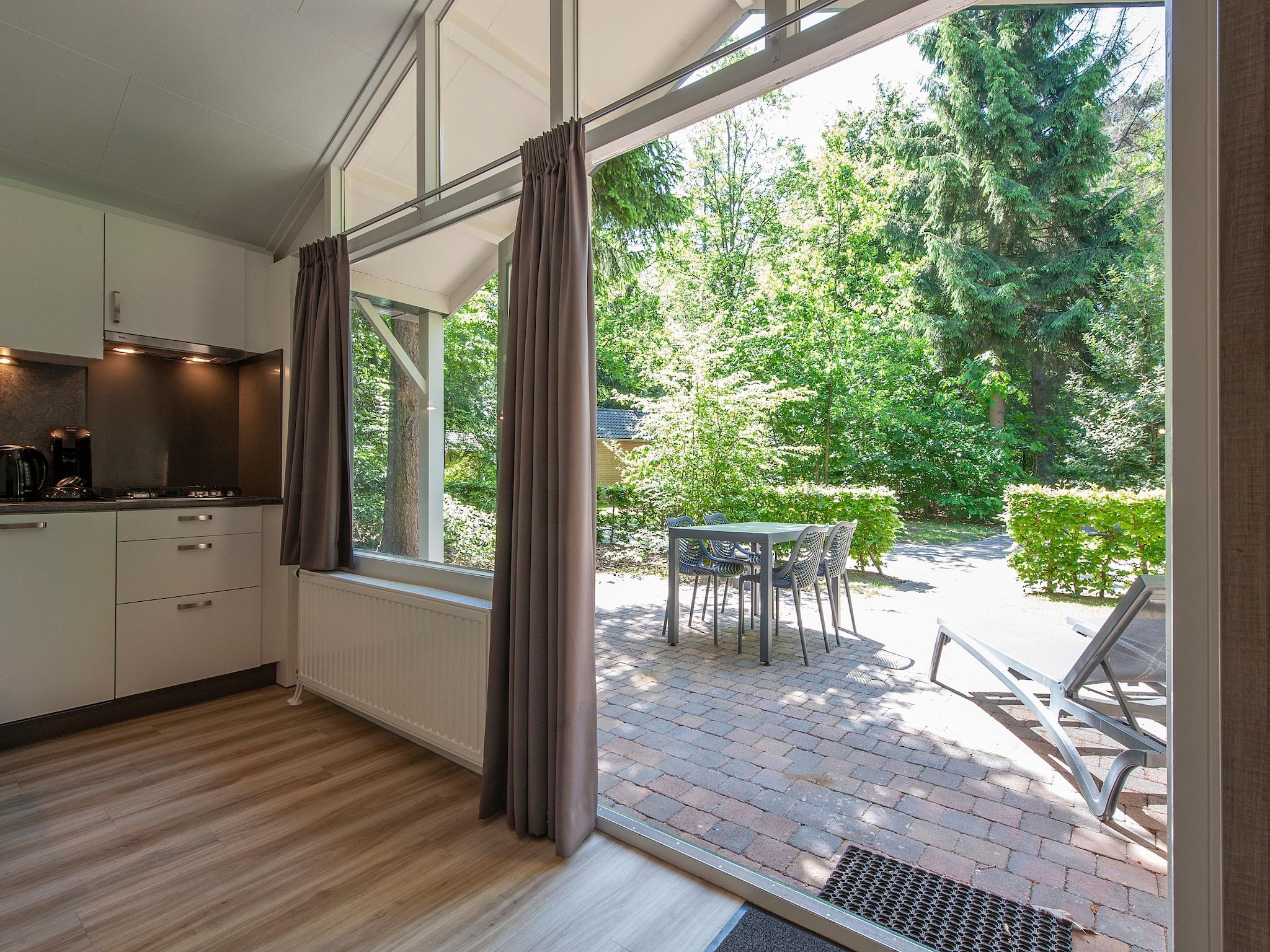 Het terras van Bospark de Schaapskooi 10 in Wissel/Epe