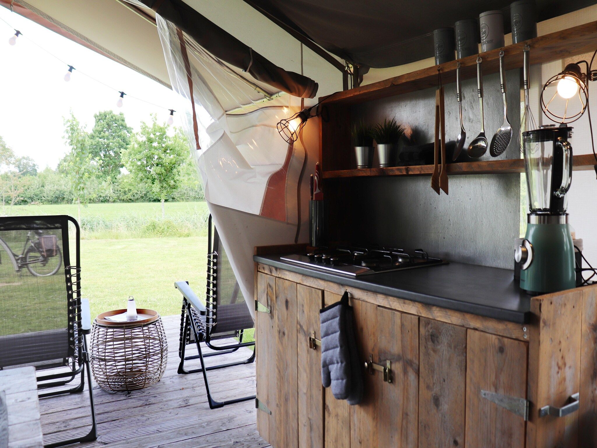 De keuken van Safaritent ''Noflik" in Twijzel