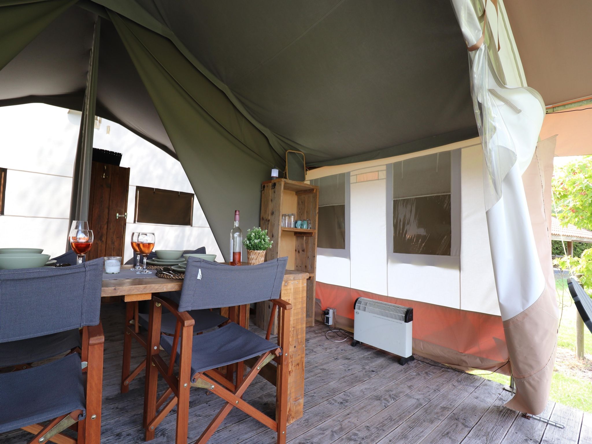 De eetkamer van Safaritent ''Noflik" in Twijzel