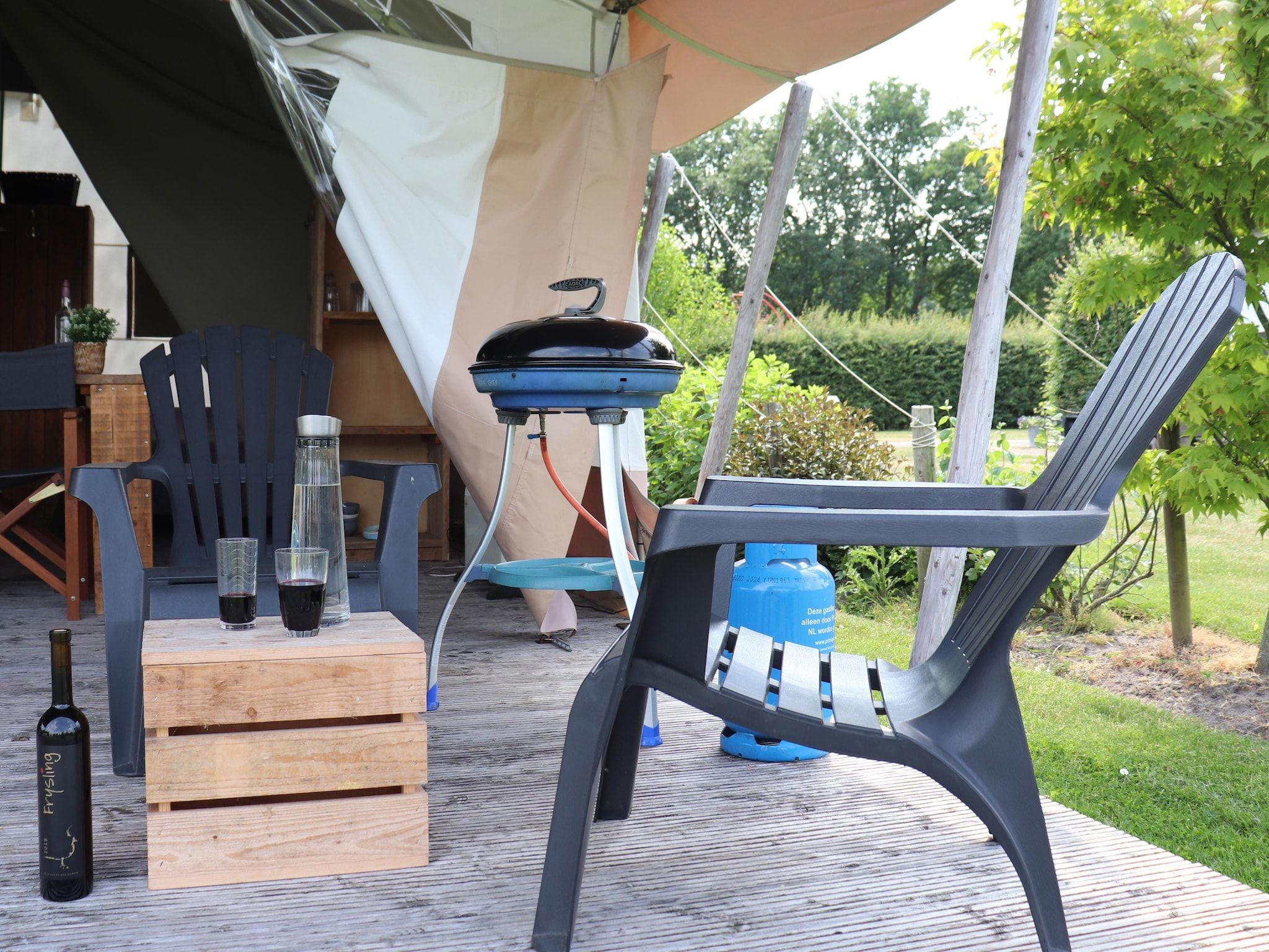 Het terras van Safaritent ''Noflik" in Twijzel