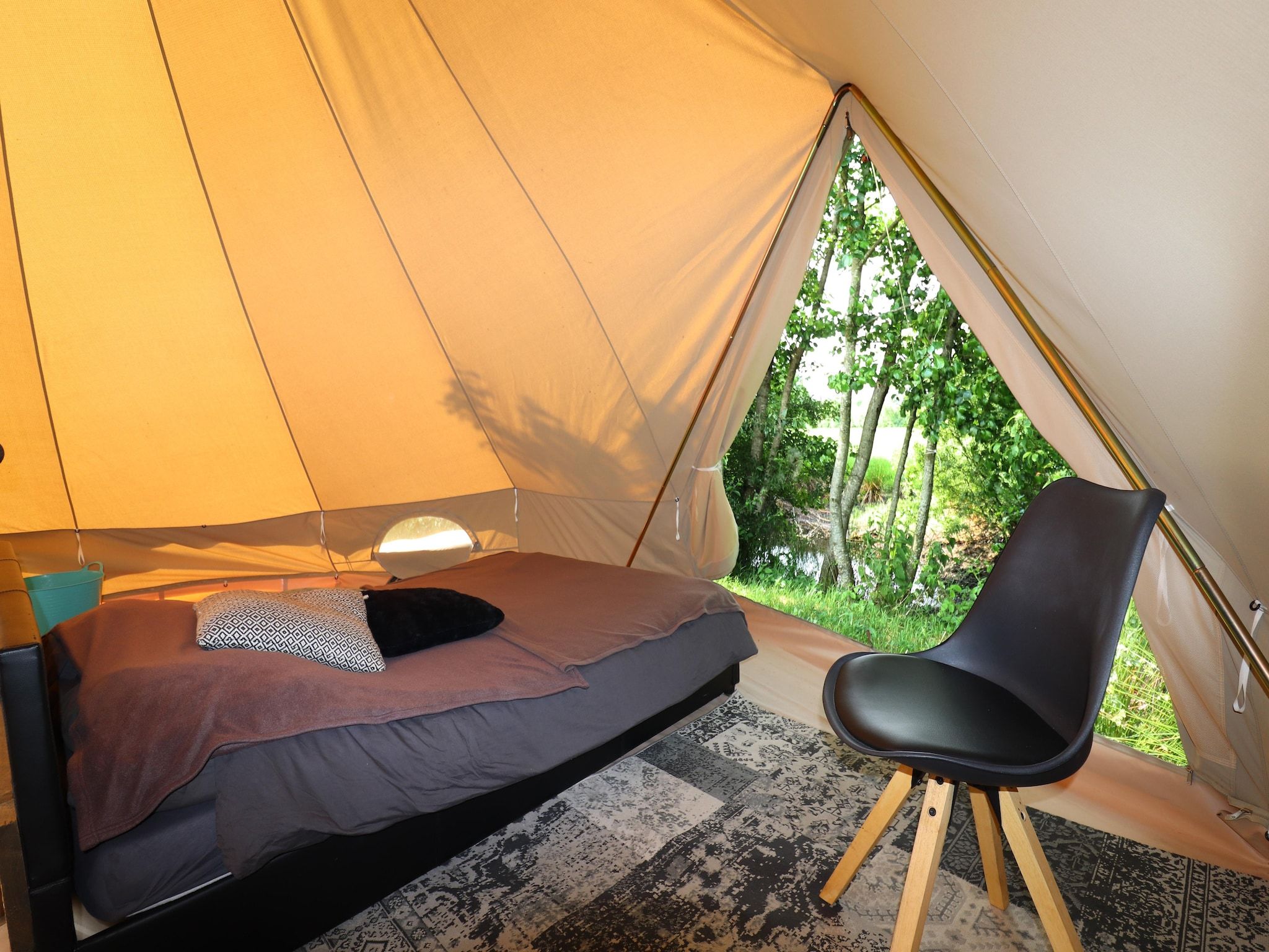 Een slaapkamer van Glamour tent 'Kreas'" in Twijzel