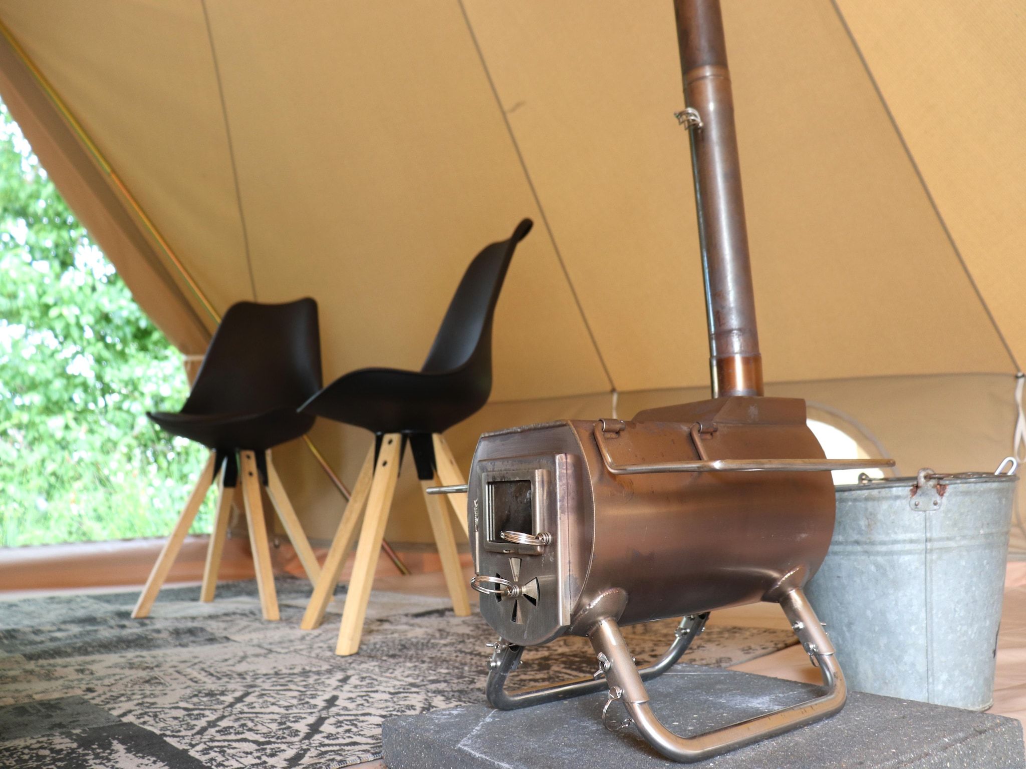 De woonkamer van Glamour tent 'Kreas'" in Twijzel